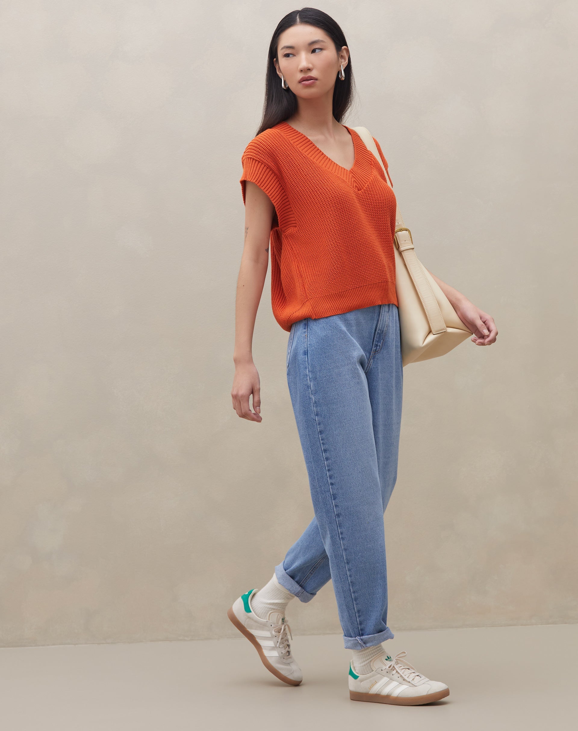 20020648_0047_calca-jeans-mom-basic-azul-claro_3_1fc08094-2520-44bf-9490-c037c436485e.jpg