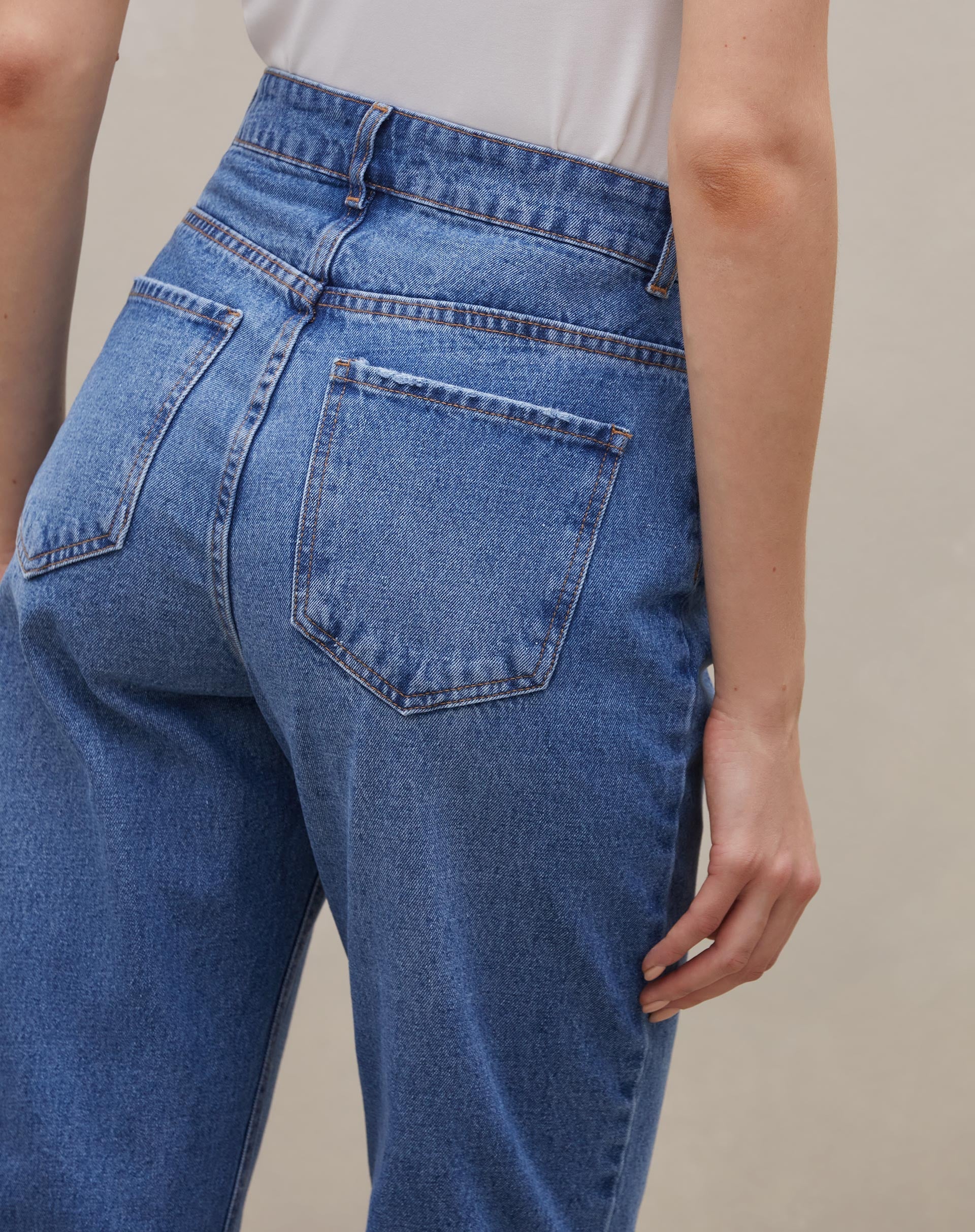 20020648_0476_calca-jeans-mom-basic-azul-medio_1_03b2dd65-54e5-46fb-ac5a-c6c6b0145d93.jpg