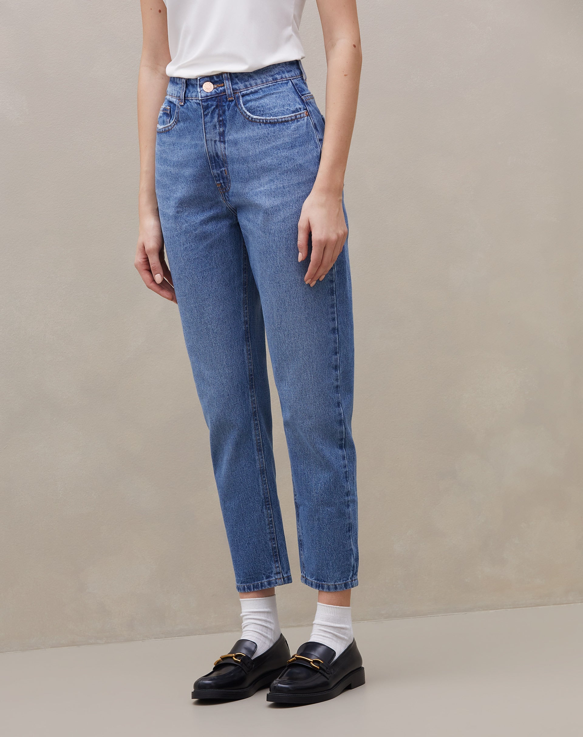 20020648_0476_calca-jeans-mom-basic-azul-medio_2_8fd5e35c-1e50-4e91-815d-4ea70ac2fc8f.jpg