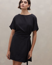 Vestido Curto Amarração Lateral com Tassel - Preto