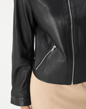 Detalhe do bolso com zíper da jaqueta de couro preta.