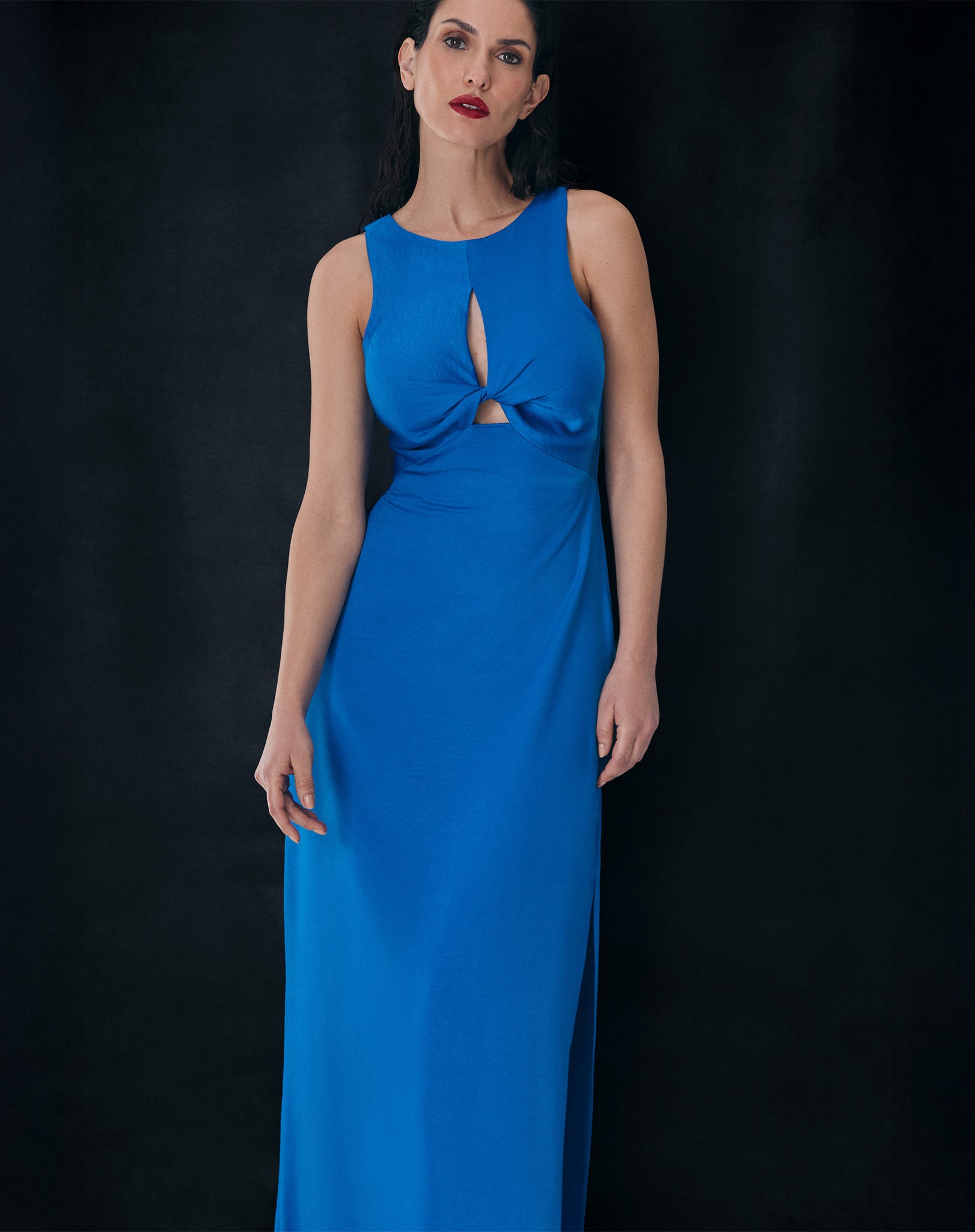 VESTIDO COM DECOTE HALTER E MOULAGE AZUL – AMARO
