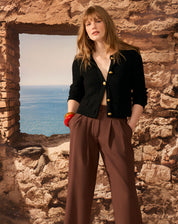 CALÇA RETA CROPPED COM PREGAS E MEIO CÓS ELÁSTICO - MARROM