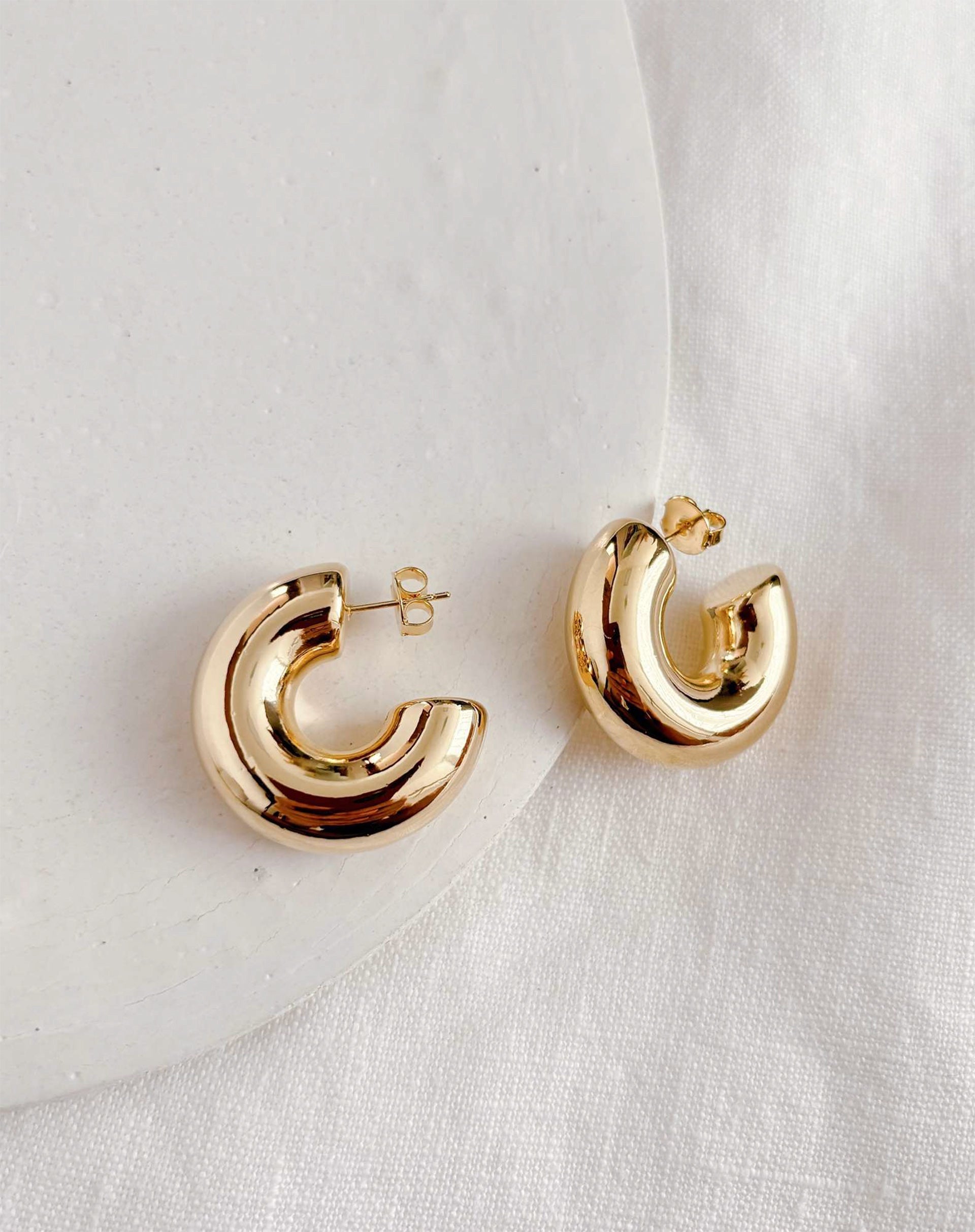 40015038_0009_argola-bold-pequena-dourado-dourado_0_1c1ea317-c336-4221-8c25-afe3c98e4993.jpg