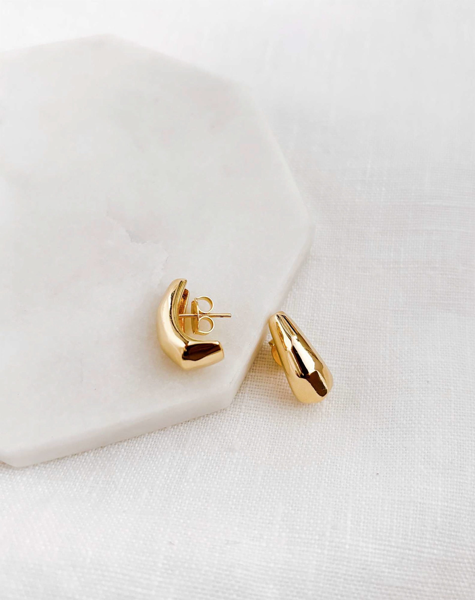 40015062_0009_ear-hook-diamond-dourado-dourado_0_585dc2b2-e65d-4fb5-a863-e6b37e77a71e.jpg