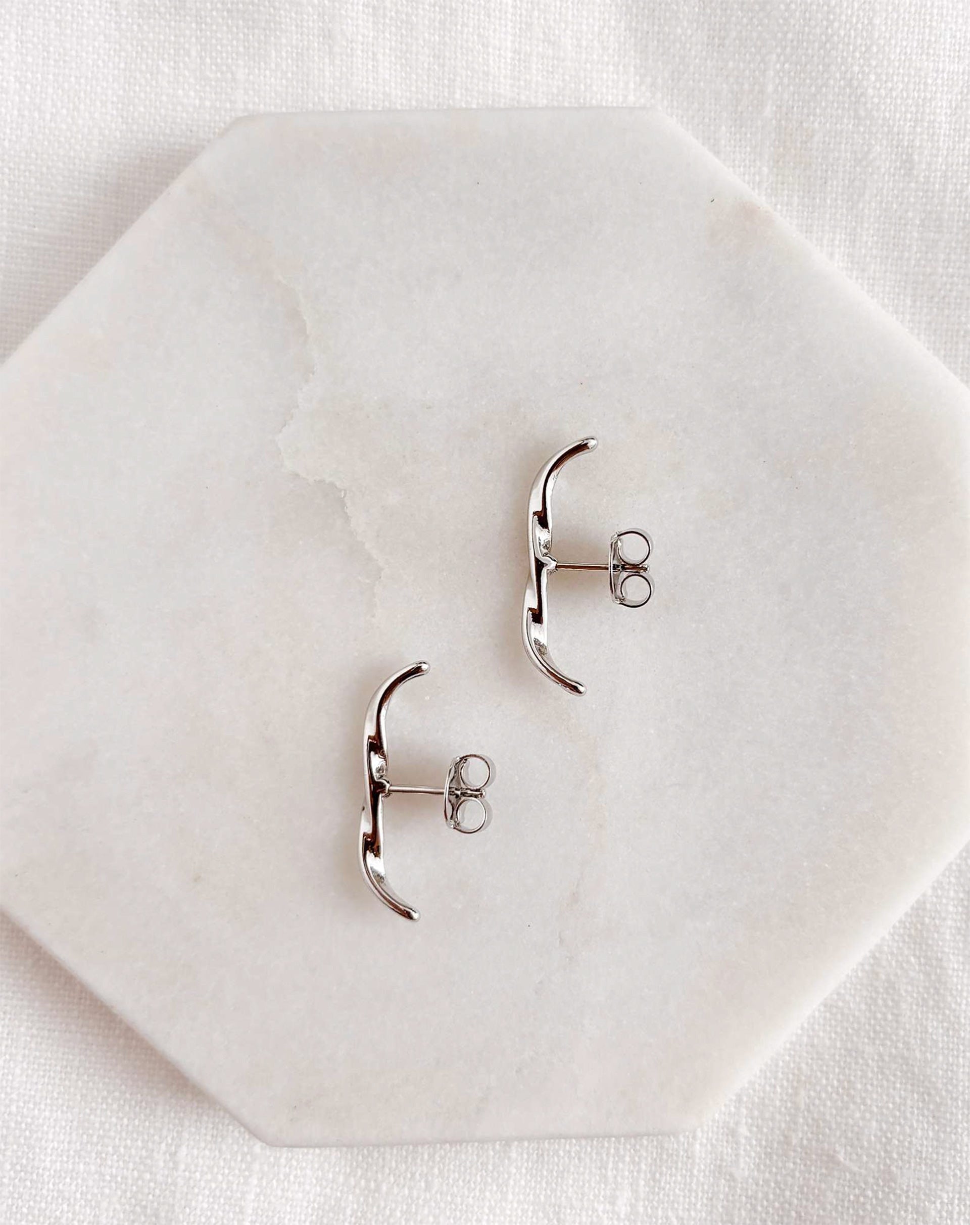 40015073_0003_ear-hook-torcido-prata-prata_1_1dca881e-eb59-4b98-86f4-33bd6b04c3ff.jpg
