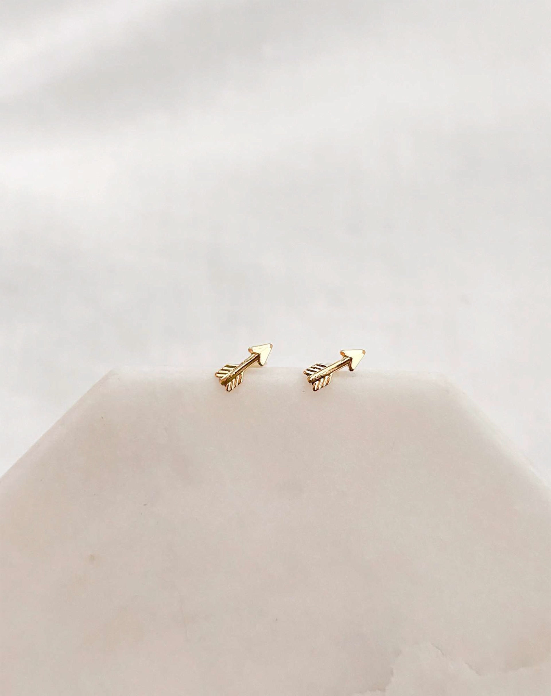 40015084_0009_brinco-mini-flecha-dourado-dourado_0_55fe1ebe-d101-4c53-81a0-79ce237f6808.jpg