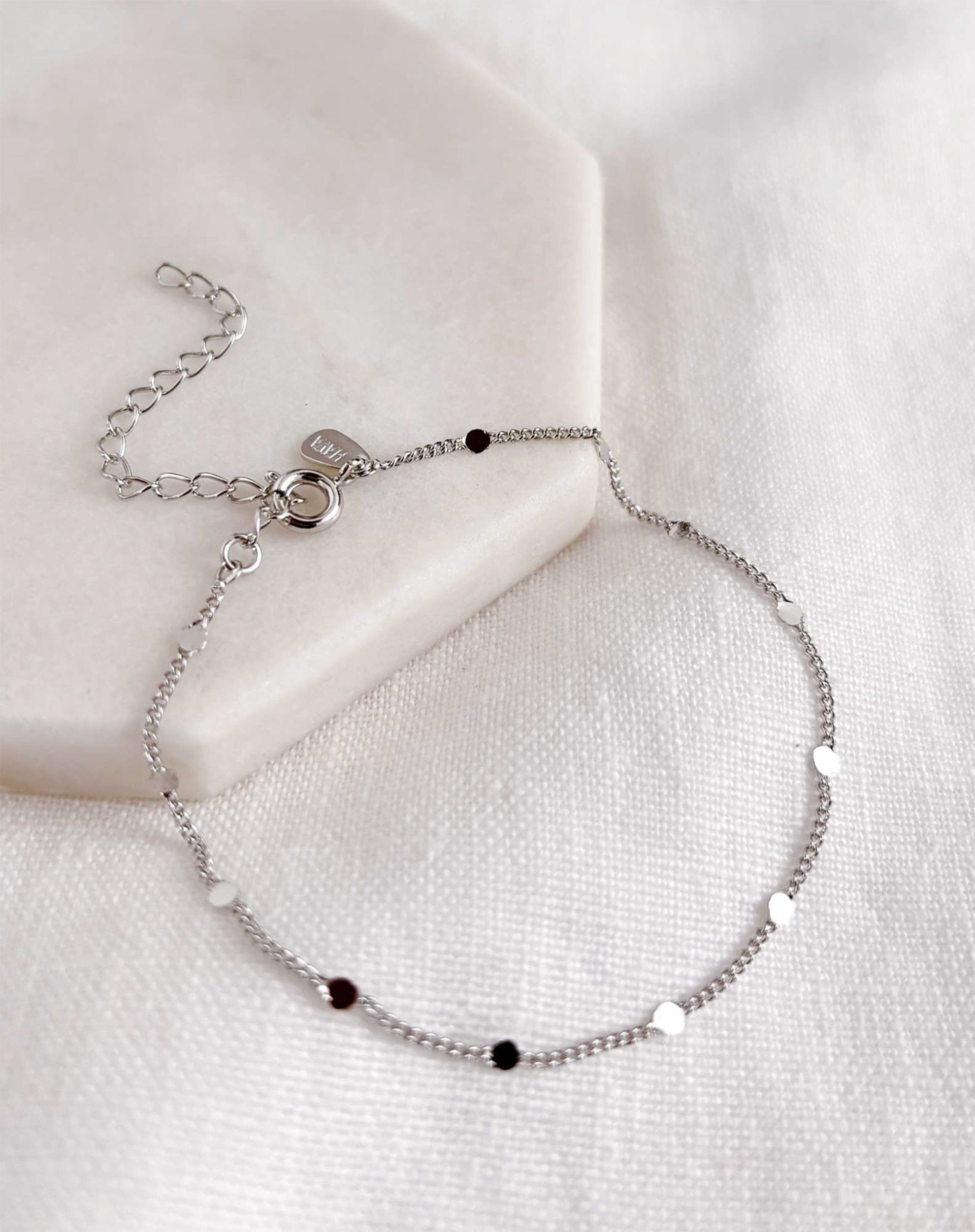 40015110_0003_pulseira-minimal-prata-prata_0_a4ad5e6f-91ae-4d2a-a212-71b7b547331f.jpg