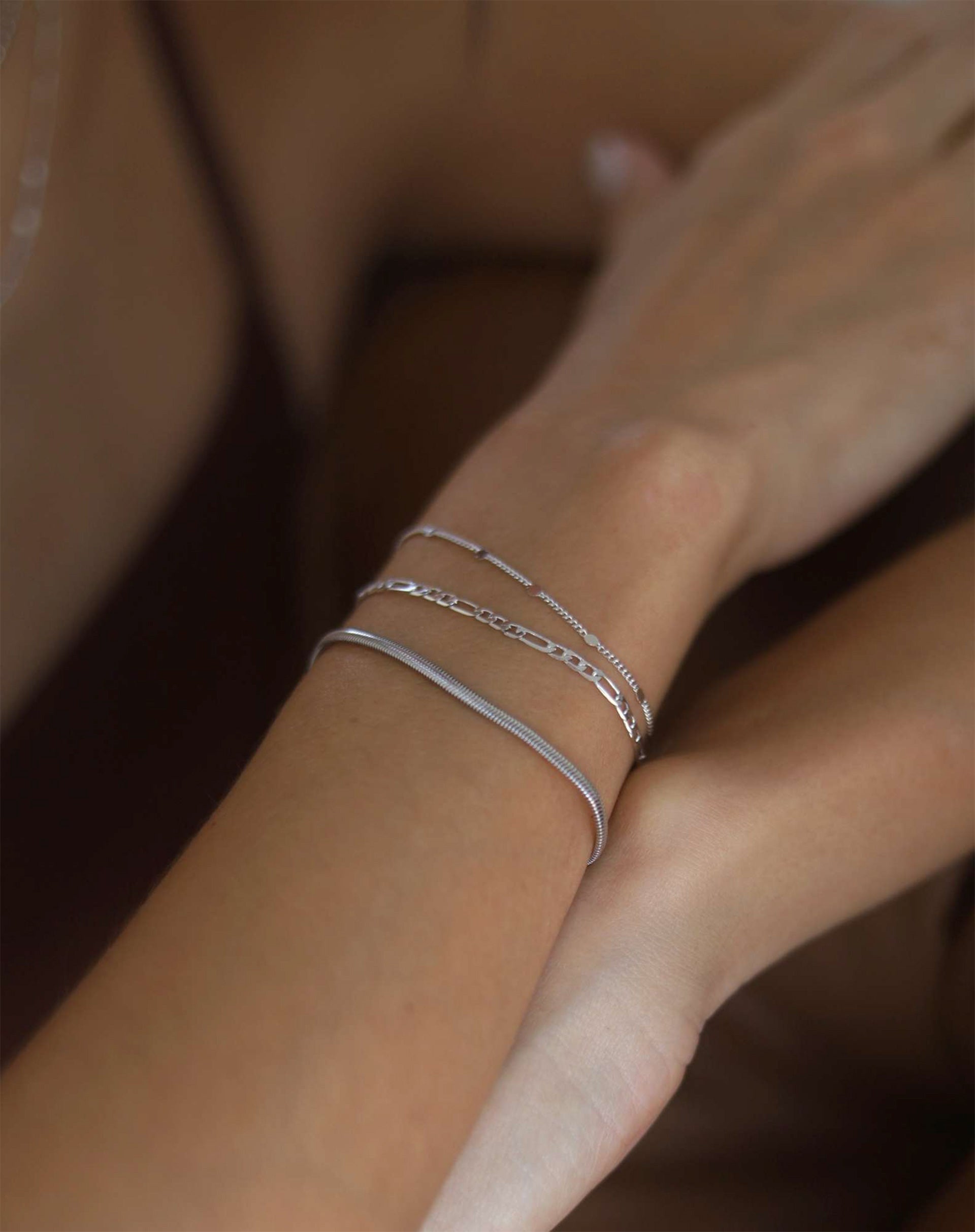 40015110_0003_pulseira-minimal-prata-prata_1_98a37820-5467-4994-8e61-11730c4f37ae.jpg