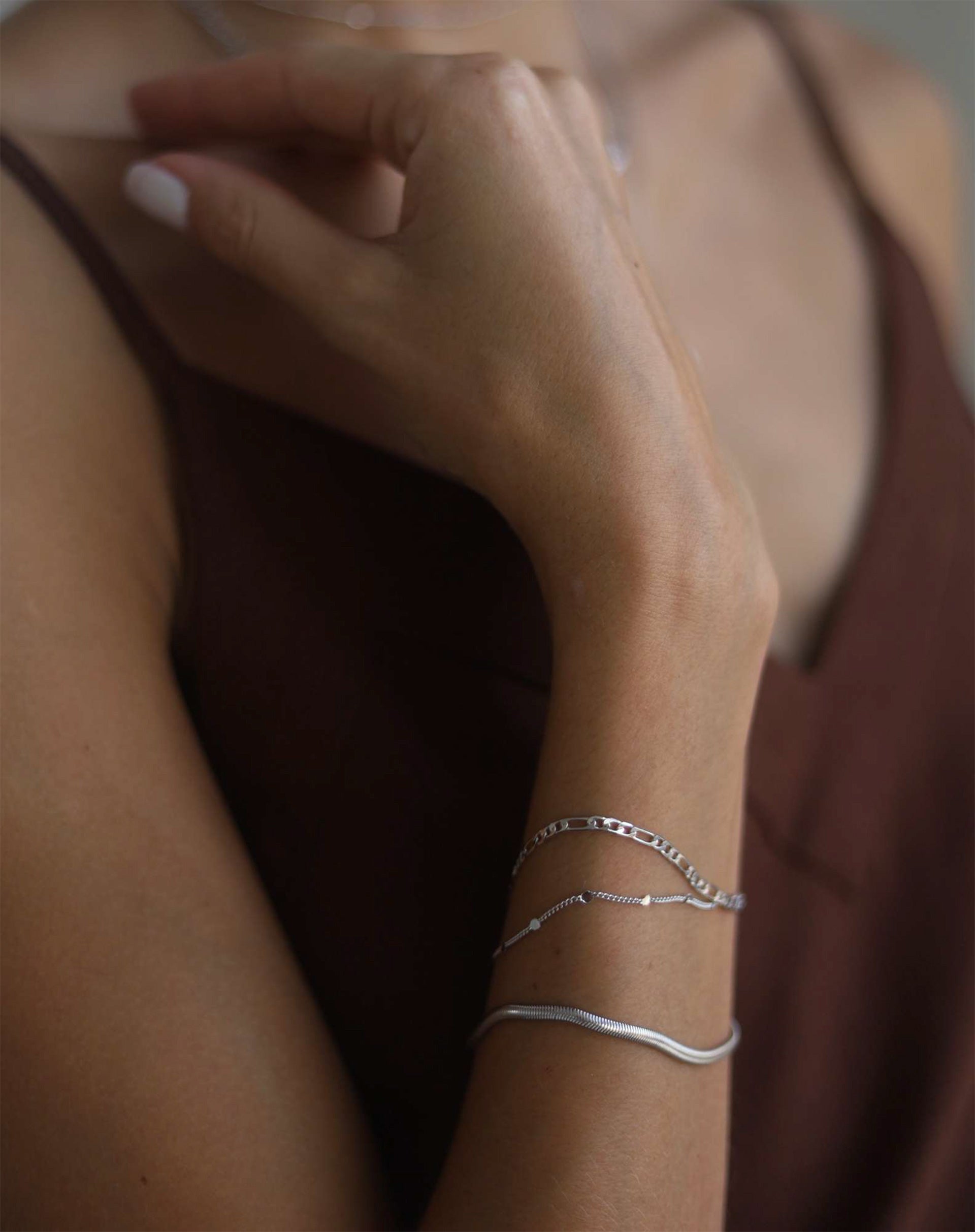 40015110_0003_pulseira-minimal-prata-prata_2_9fe793ce-b4ca-4d92-bfbe-6d8b2dd4db4d.jpg