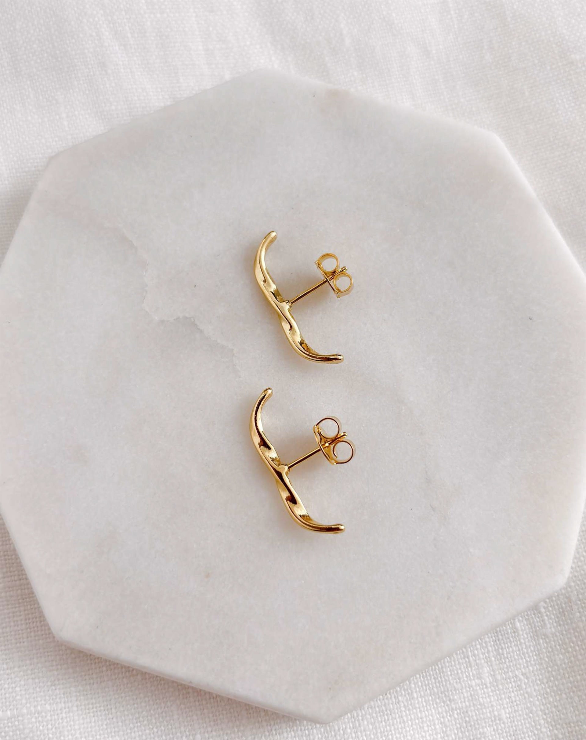 40015128_0009_ear-hook-torcido-dourado-dourado_1_512687a5-750e-4e12-8350-c9a05cf4724b.jpg