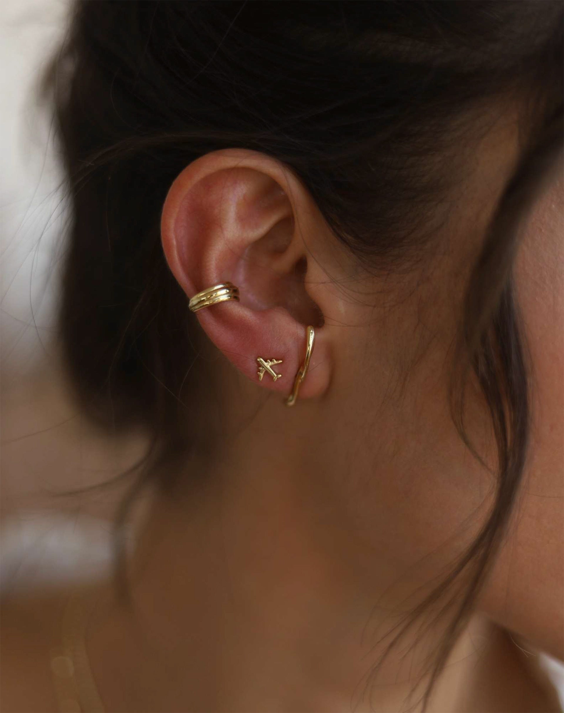 40015128_0009_ear-hook-torcido-dourado-dourado_3_ab7bd9c3-d60a-405b-b108-3e6434bc495e.jpg