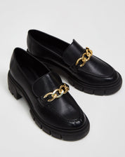Mocassim Chunky preto com corrente de metal, vista superior mostrando detalhes do cabedal.