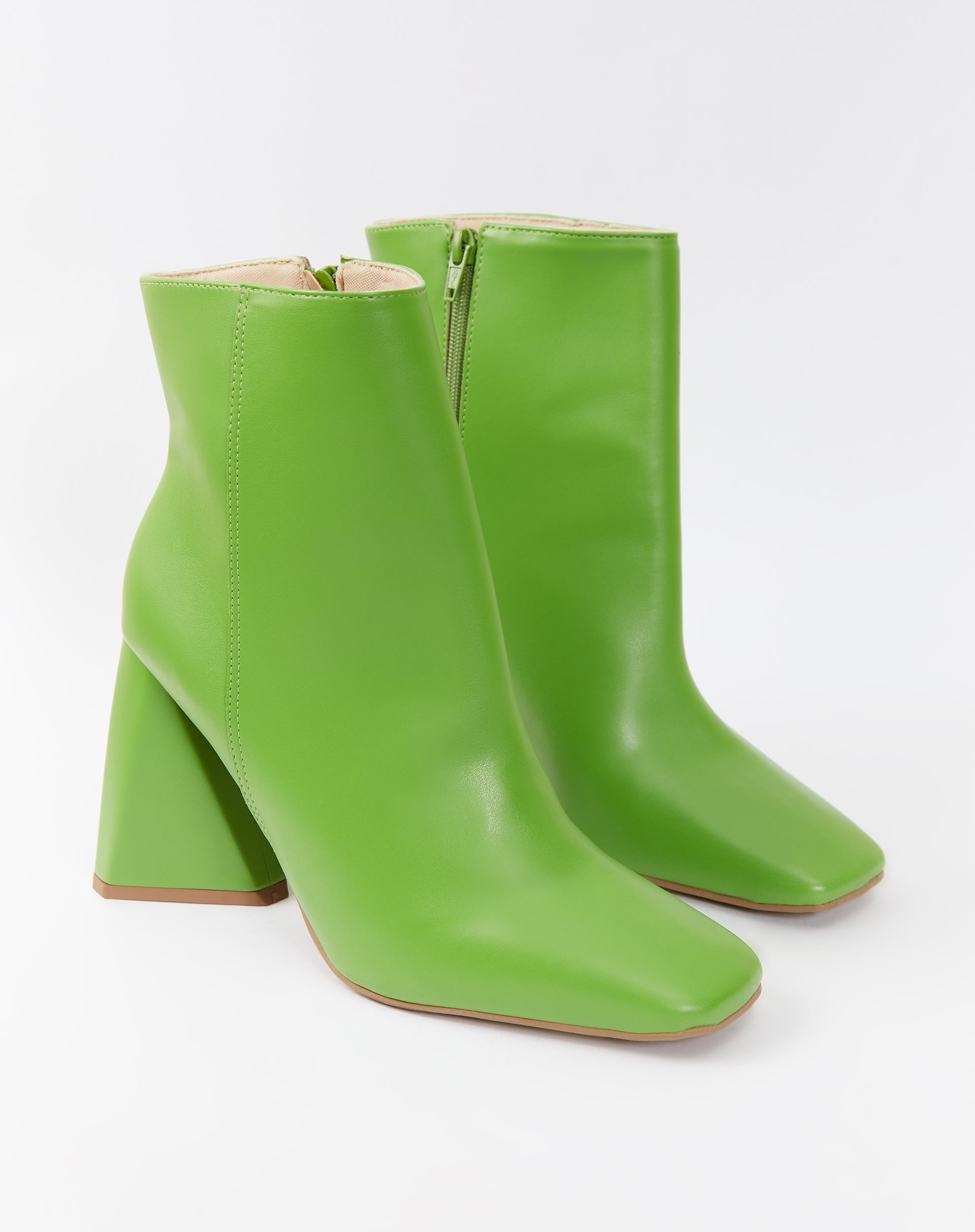 Bota Salto Alto Triangular Cano Médio e Bico Quadrado - Verde