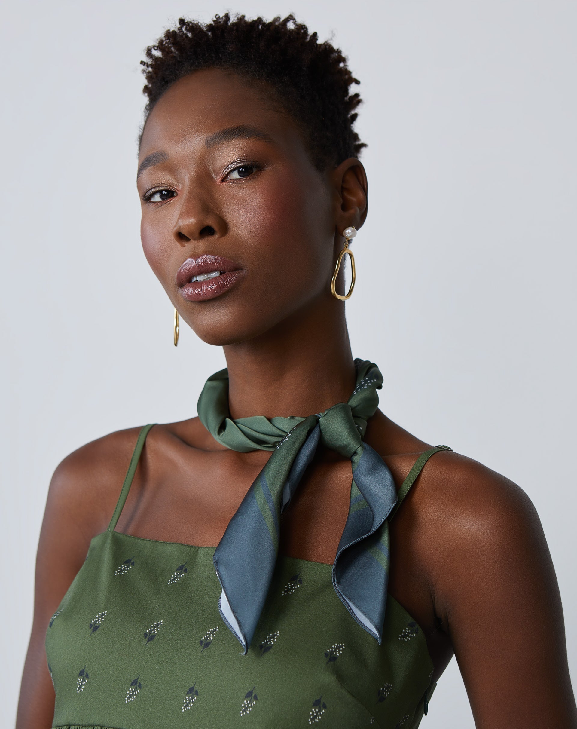 Lenço Quadrado Acetinado - Scarf Green Foliage