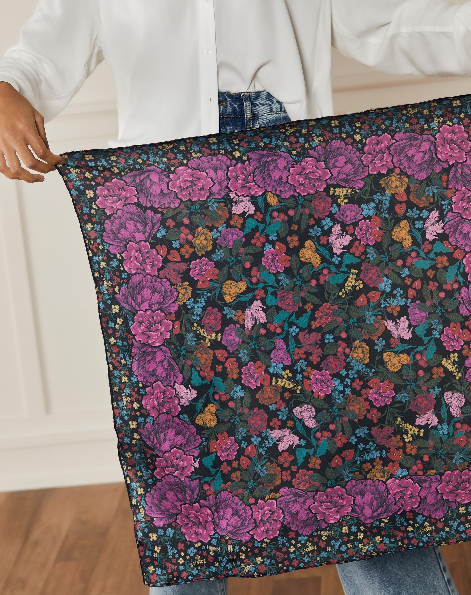 Lenço Quadrado Acetinado - Scarf Night Studies Mini Flowers