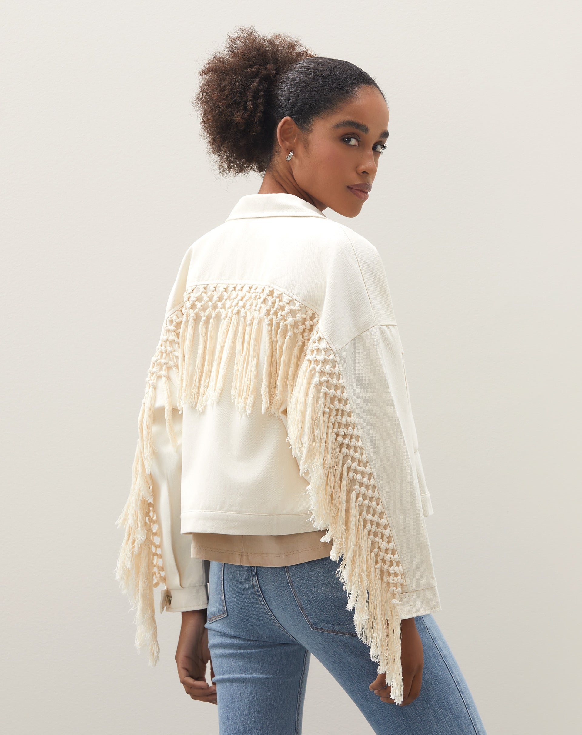 Jaqueta Sarja Oversized com Franjas de Macrame - Cru