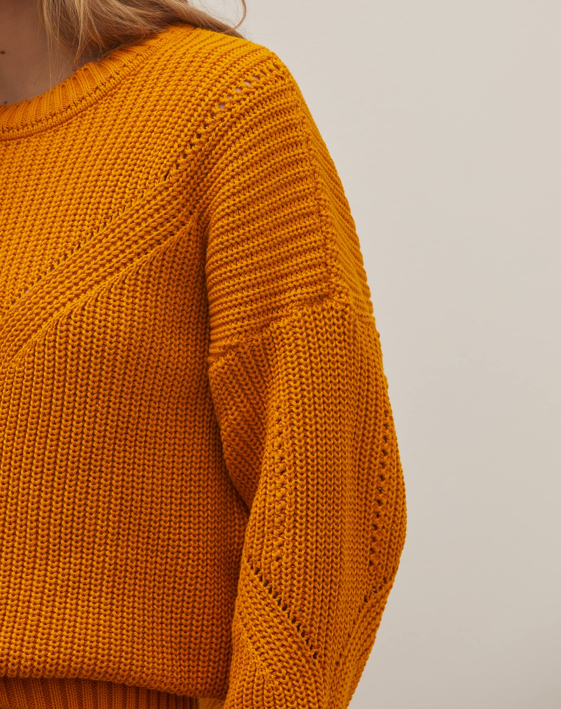 Suéter com Manga Longa e Ombro Deslocado - Amarelo Escuro