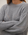 Suéter com Manga Longa e Ombro Deslocado - Cinza Mescla