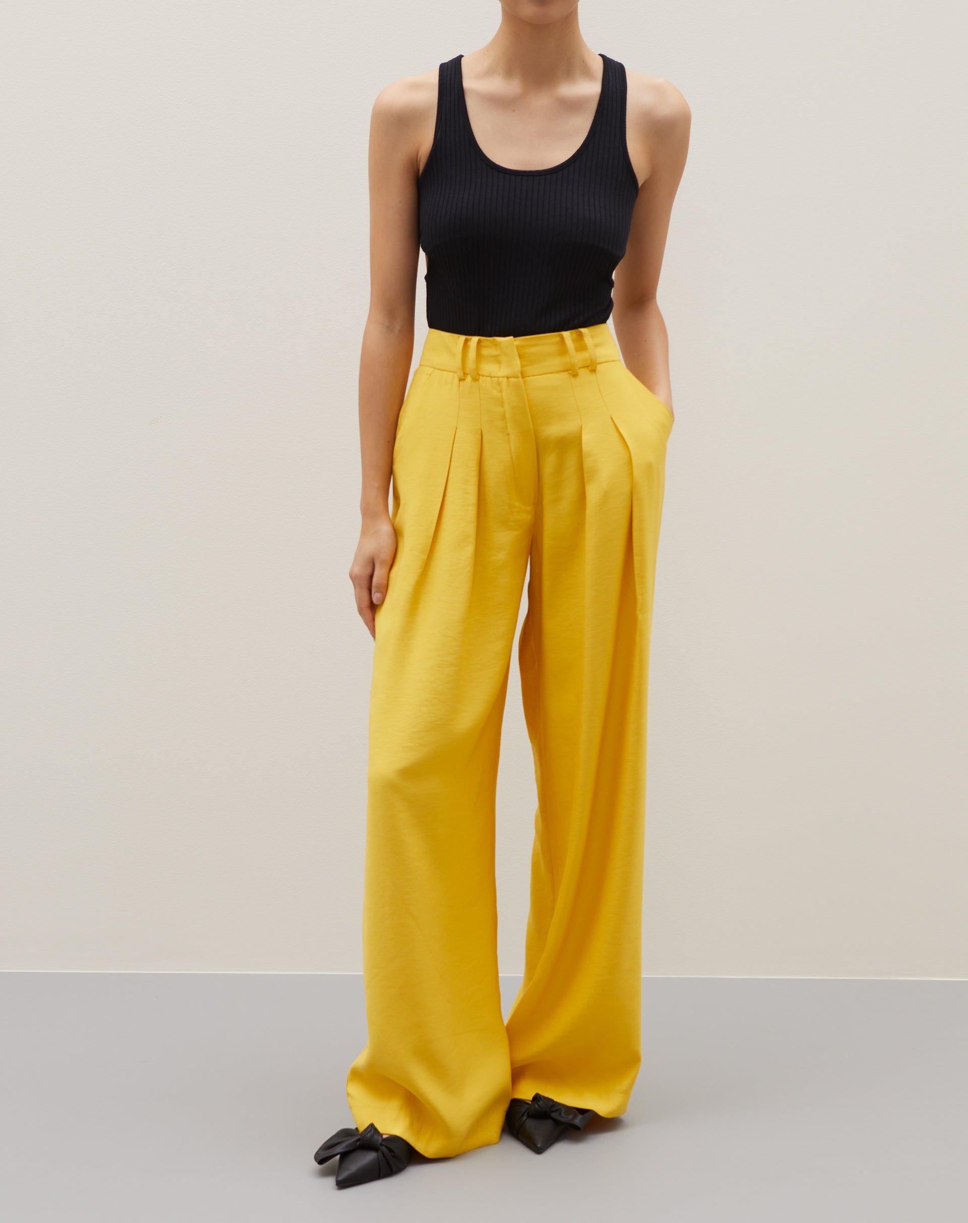 Calça Wide Leg Pregas  - Amarelo