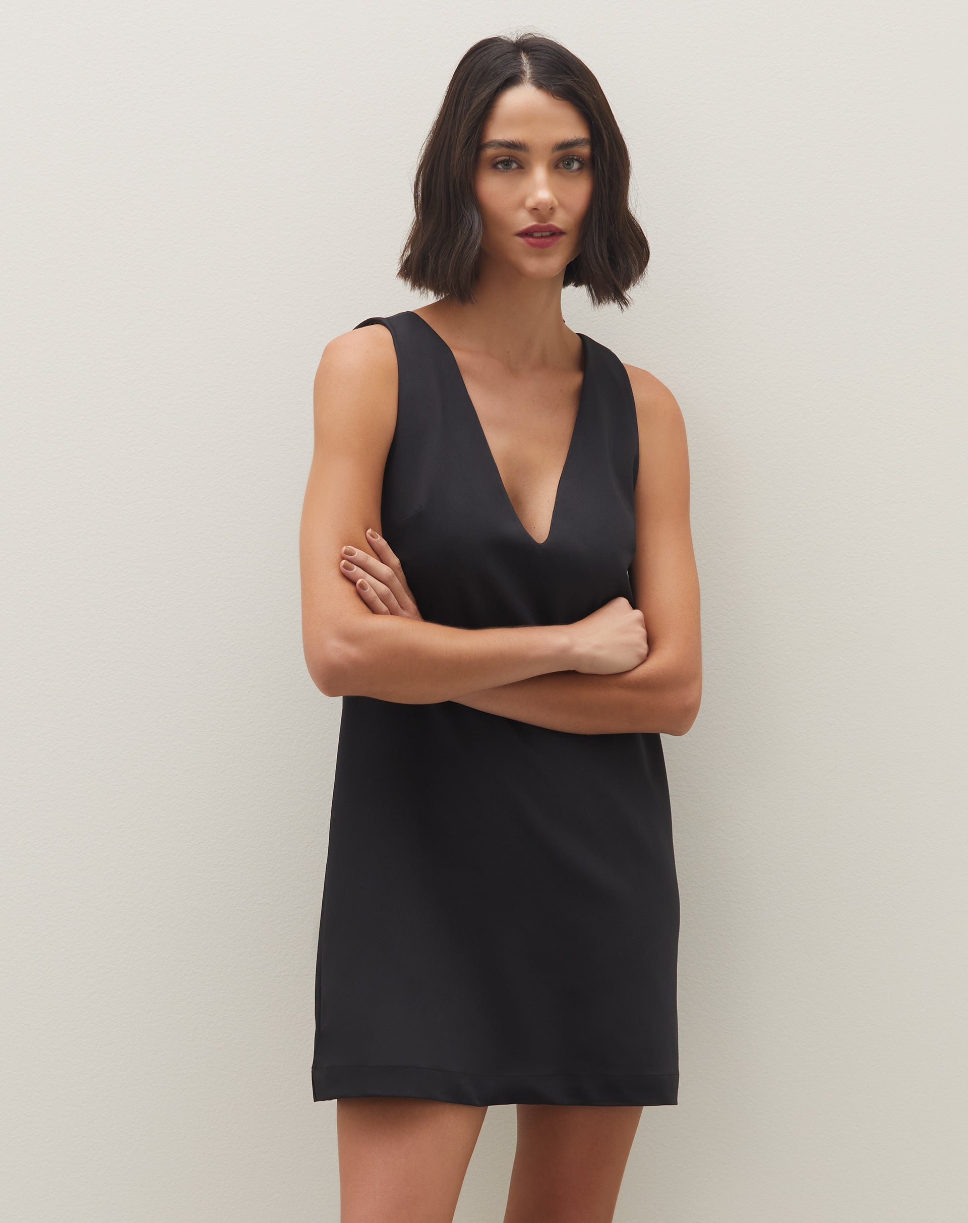VESTIDO CURTO ALFAIATARIA DECOTE PROFUNDO - PRETO