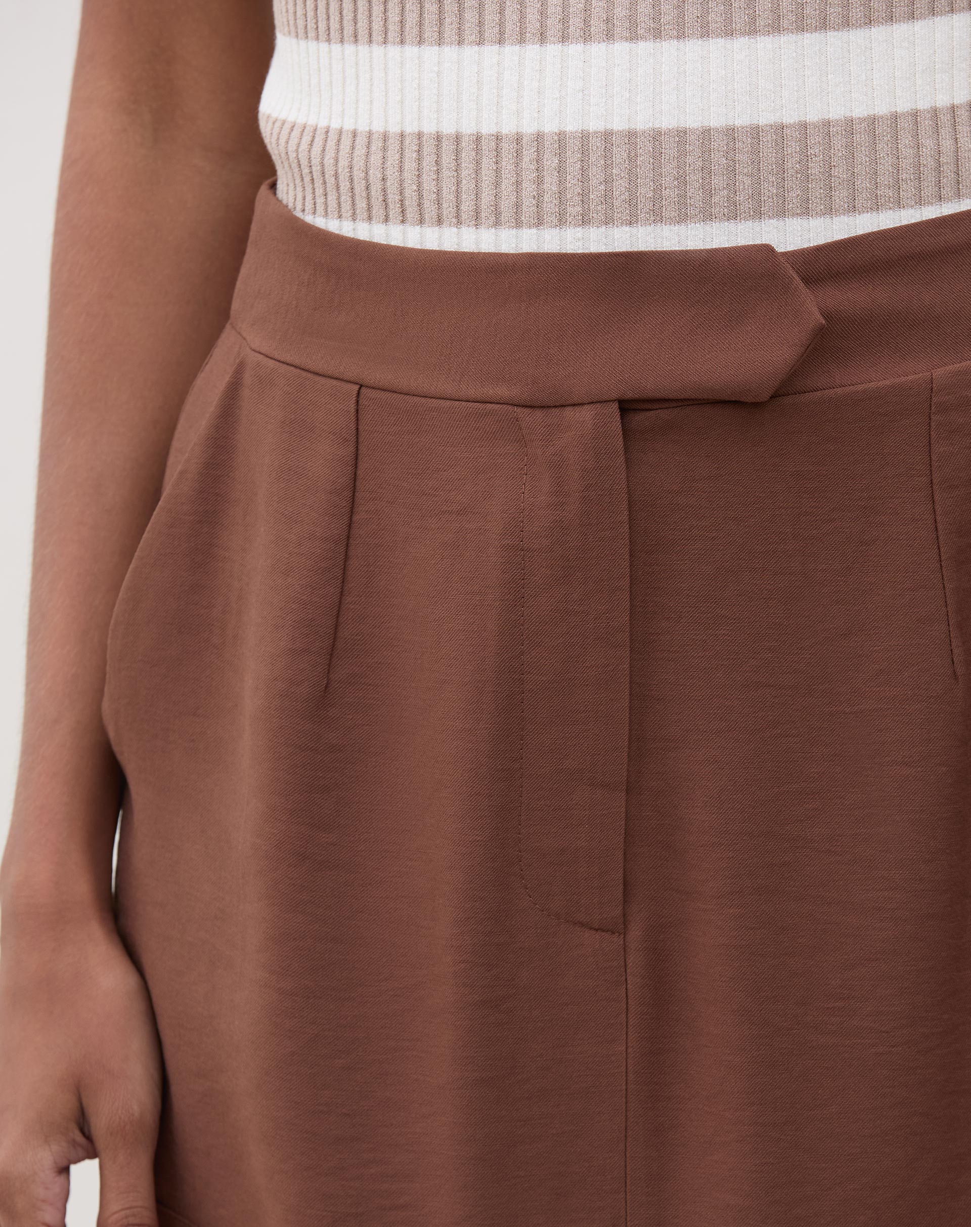 Saia Midi com Fenda Frontal Alfaiataria - Marrom Escuro