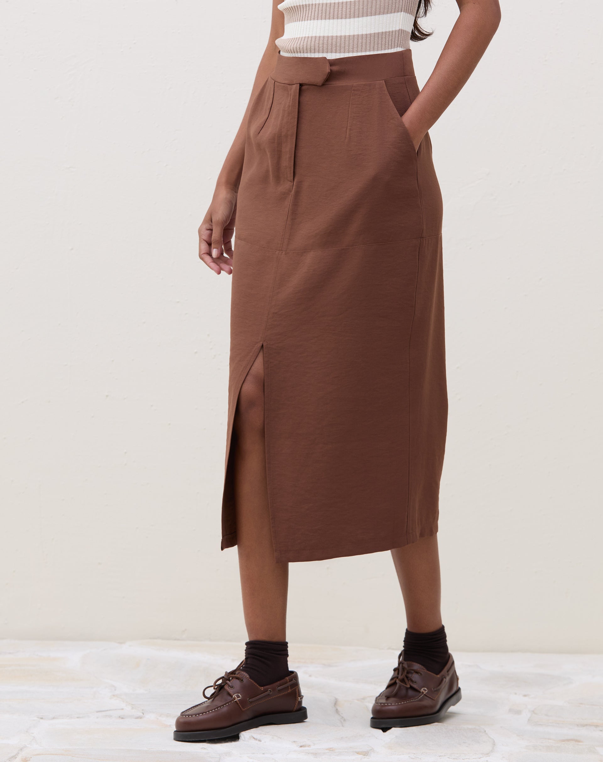 Saia Midi com Fenda Frontal Alfaiataria - Marrom Escuro