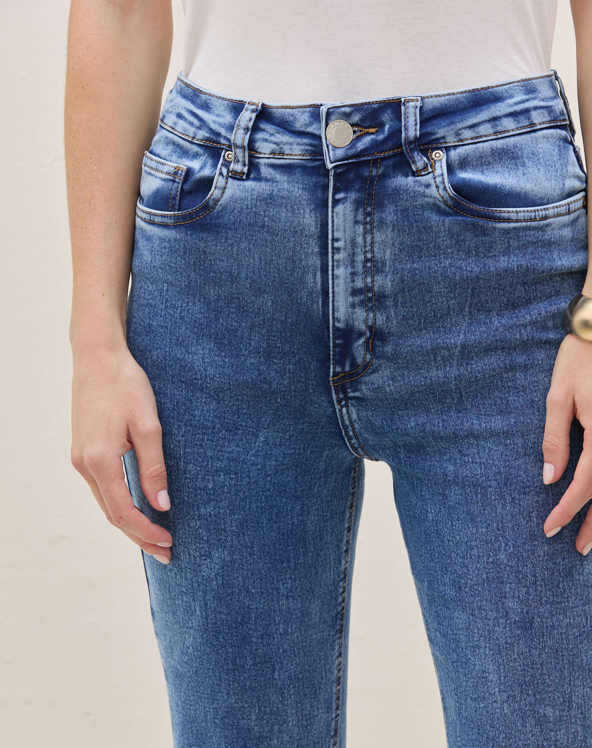 50304883_0476_calca-jeans-reta-cropped-fenda-na-barra-azul-medio_3_6263f5c0-61c4-4b0c-8659-53c5bbc8dfbc.jpg