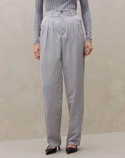 Calça Reta de Pregas Alfaiataria - Cinza