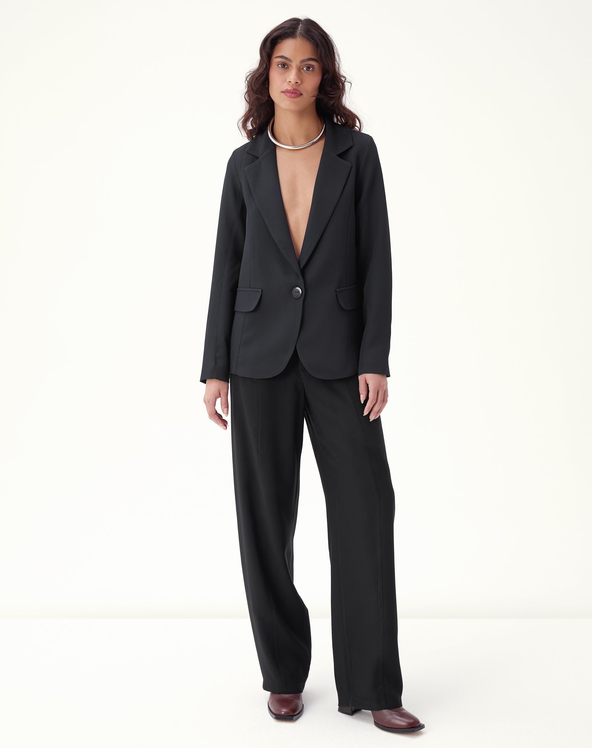 50310825_0002_blazer-slim-gola-com-lapela-alfaiataria-preto_1_2992d14d-1fac-49bf-8d6a-4eea2d4c2071.jpg