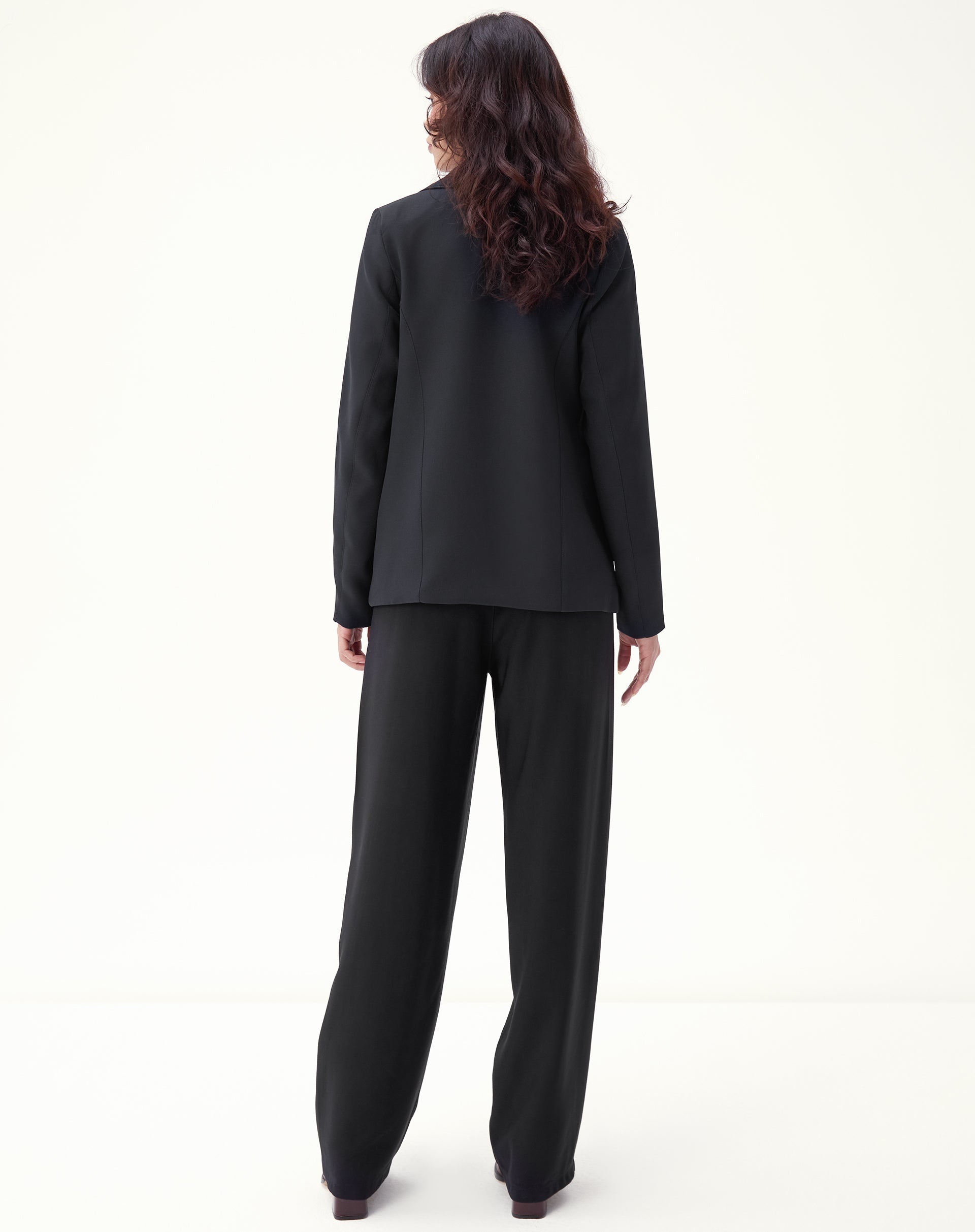 50310825_0002_blazer-slim-gola-com-lapela-alfaiataria-preto_3_bd96e7be-8a75-435f-b0b0-f941dc028e6a.jpg