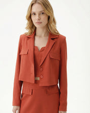 BLAZER CROPPED COM BOLSOS ALFAIATARIA - MARROM