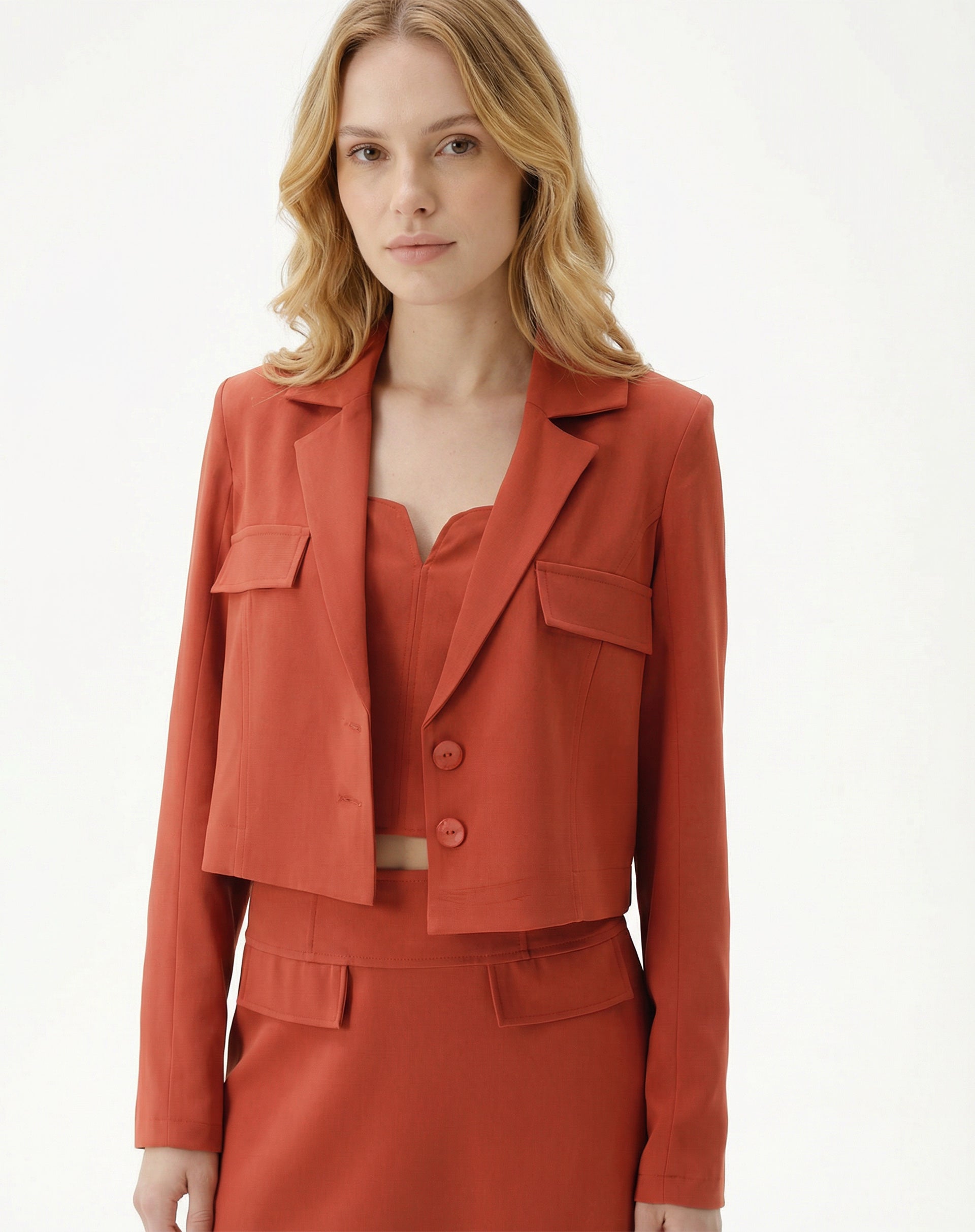 BLAZER CROPPED COM BOLSOS ALFAIATARIA - MARROM