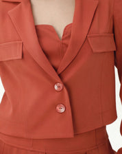 BLAZER CROPPED COM BOLSOS ALFAIATARIA - MARROM