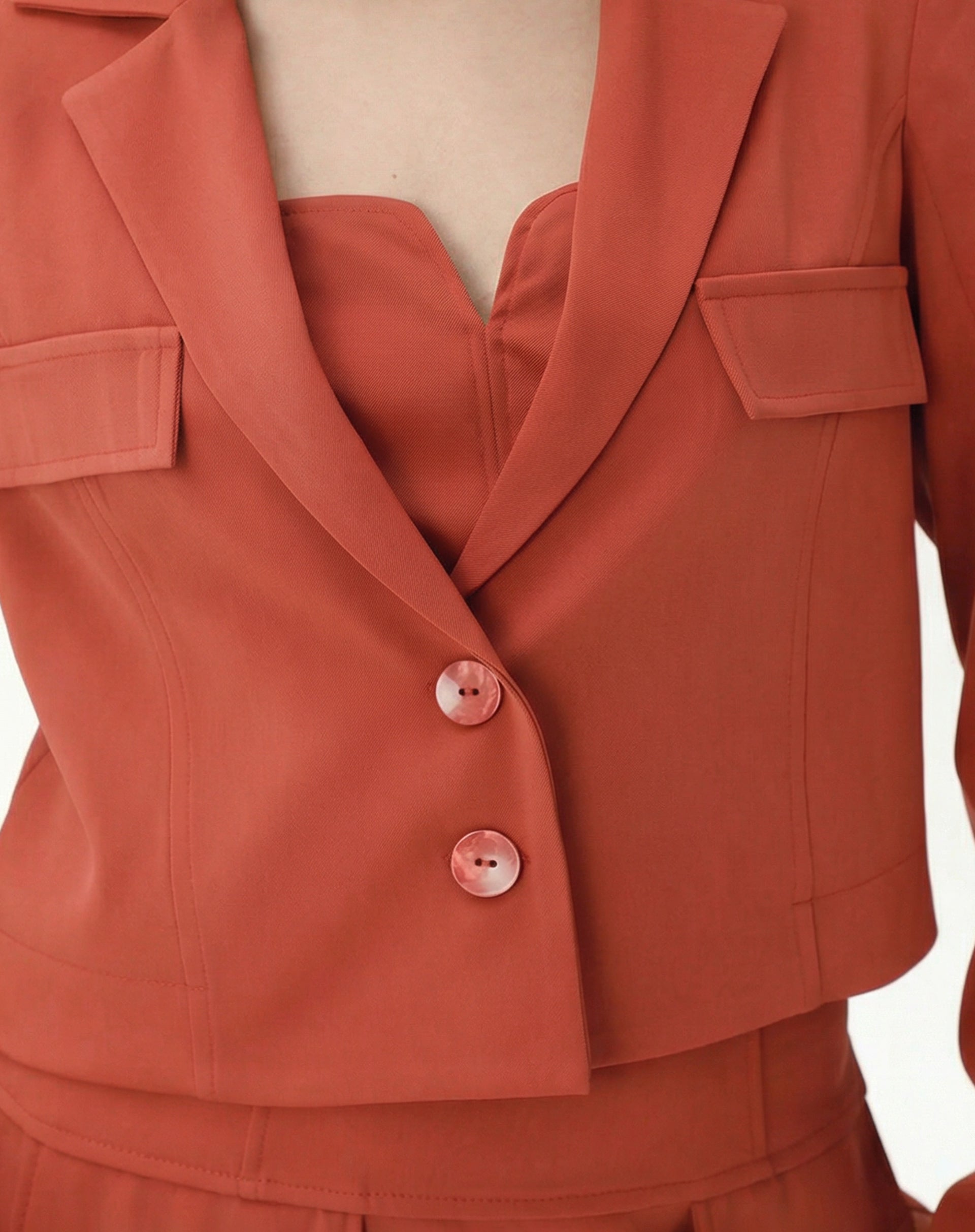 BLAZER CROPPED COM BOLSOS ALFAIATARIA - MARROM