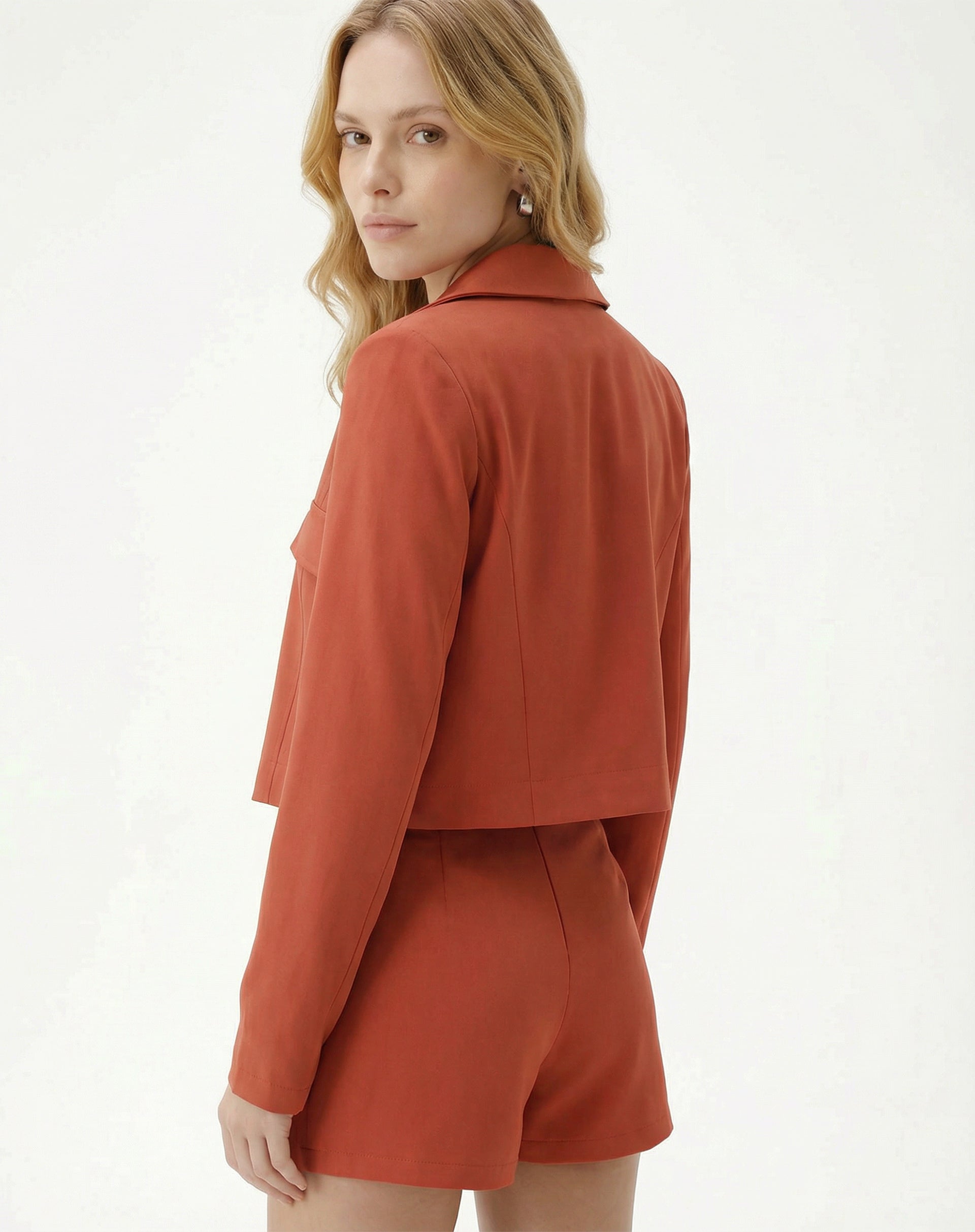 BLAZER CROPPED COM BOLSOS ALFAIATARIA - MARROM