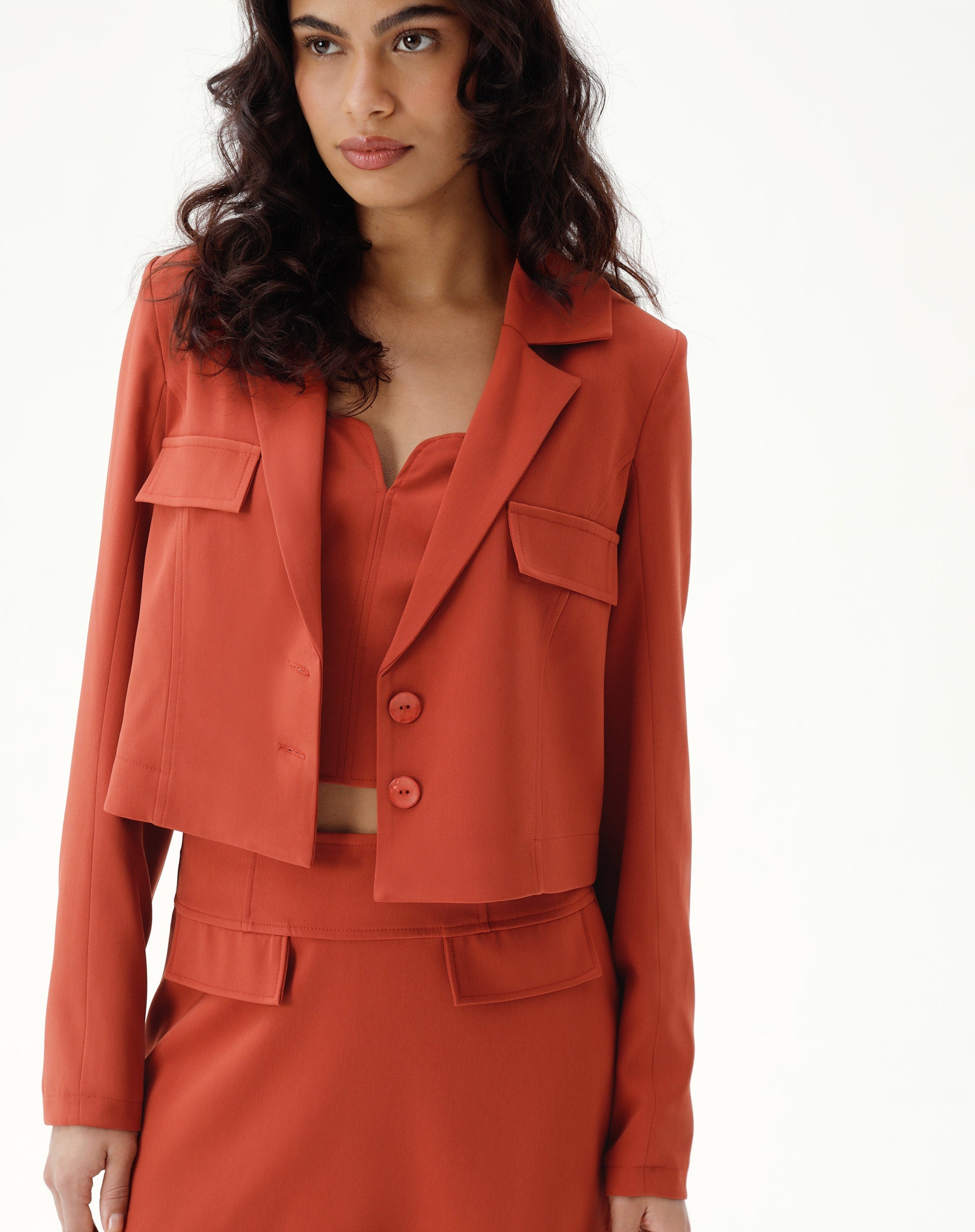 Blazer Cropped com Bolsos Alfaiataria - Marrom
