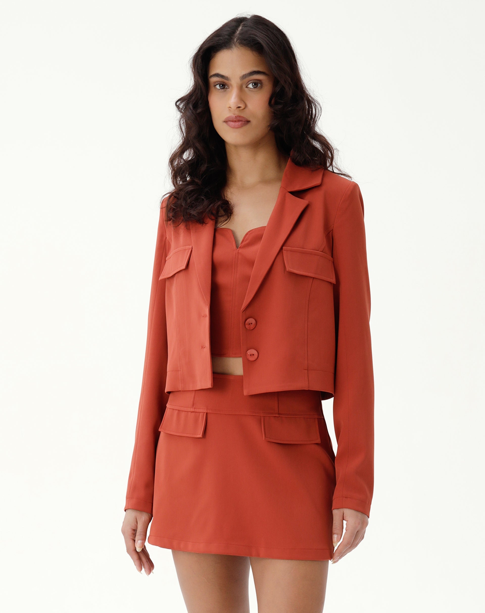 50310826_0008_blazer-cropped-com-bolsos-alfaiataria-marrom_1_63ee7b3e-f51b-46b4-b15a-3e372bd6f2c0.jpg