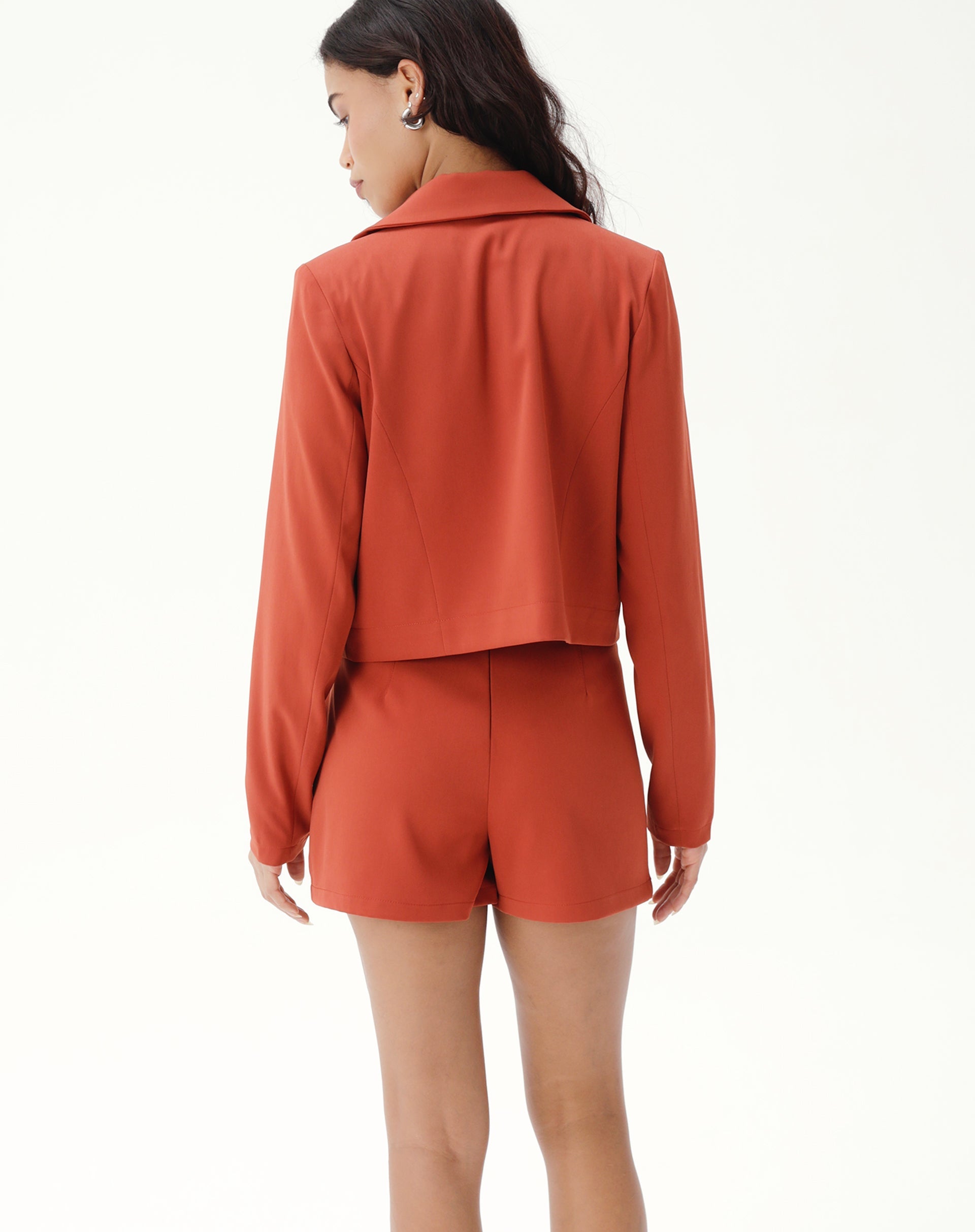 50310826_0008_blazer-cropped-com-bolsos-alfaiataria-marrom_3_4b397aca-da59-4963-b070-8002be714815.jpg