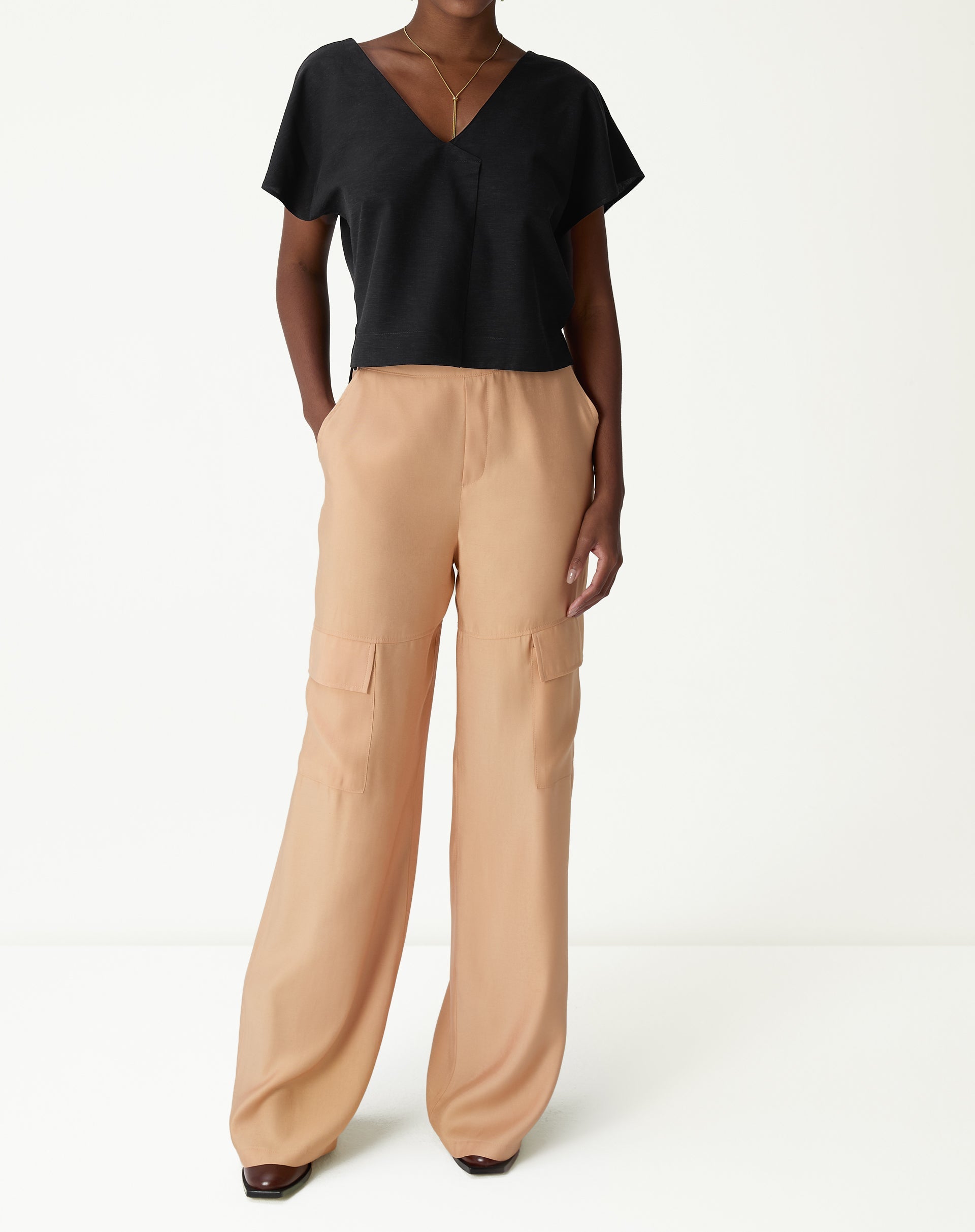 50310840_0006_calca-wide-leg-cropped-alfaiataria-bege_0_2e102dcb-a89c-47ed-b6fc-eb8e268c1cd8.jpg