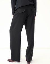 CALÇA RETA COM BOLSOS DE ALFAIATARIA - PRETO
