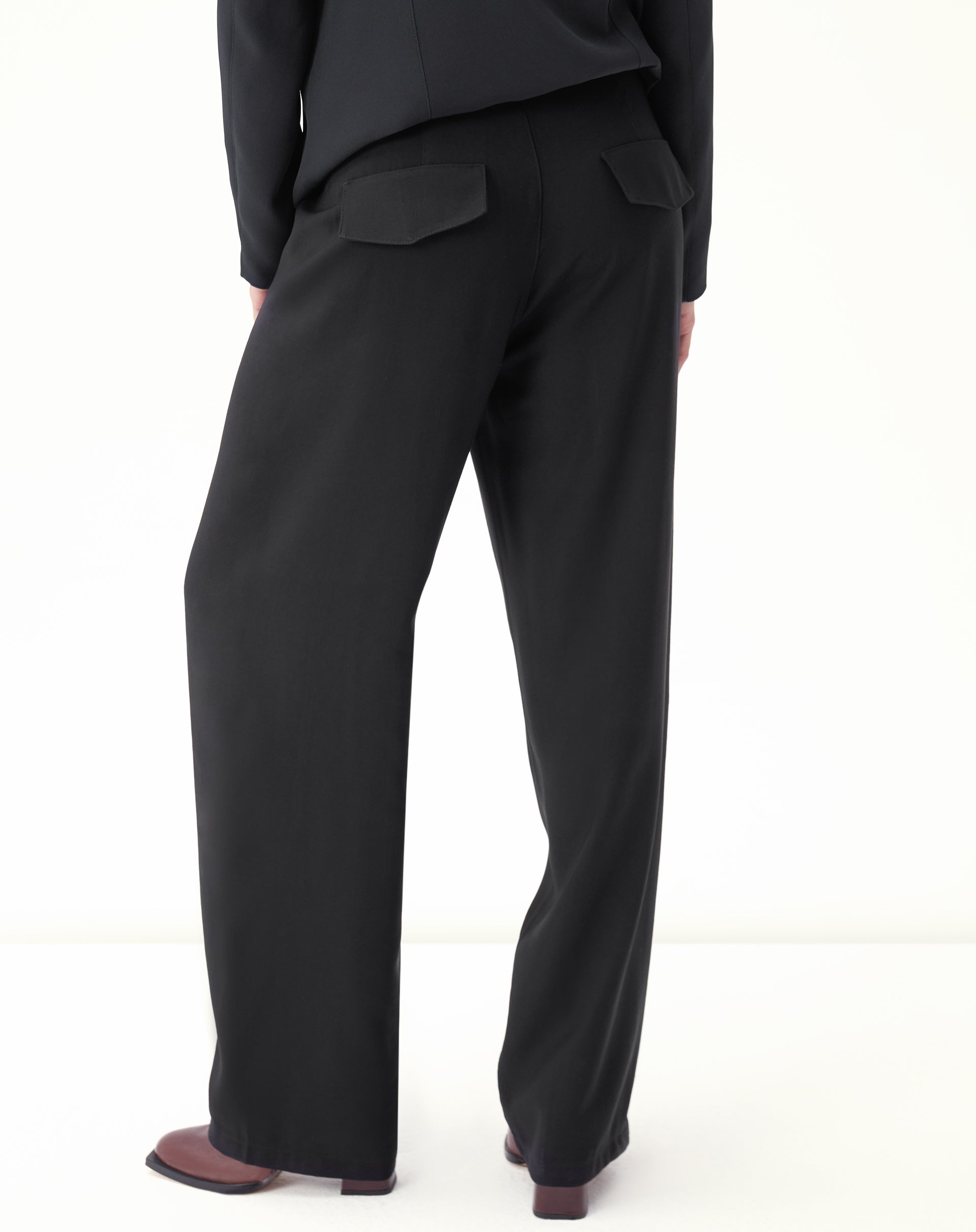 CALÇA RETA COM BOLSOS DE ALFAIATARIA - PRETO