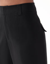 CALÇA RETA COM BOLSOS DE ALFAIATARIA - PRETO