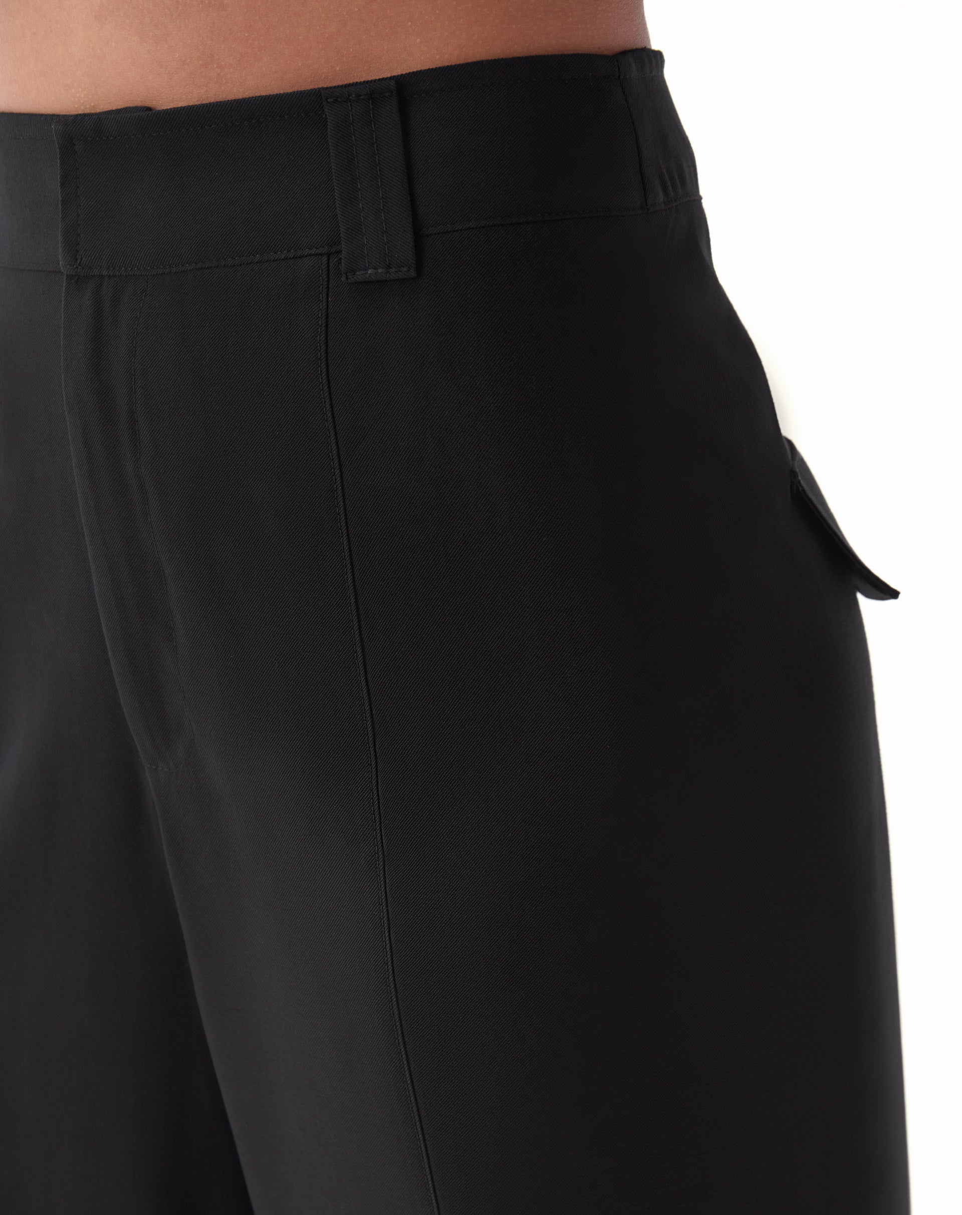 CALÇA RETA COM BOLSOS DE ALFAIATARIA - PRETO