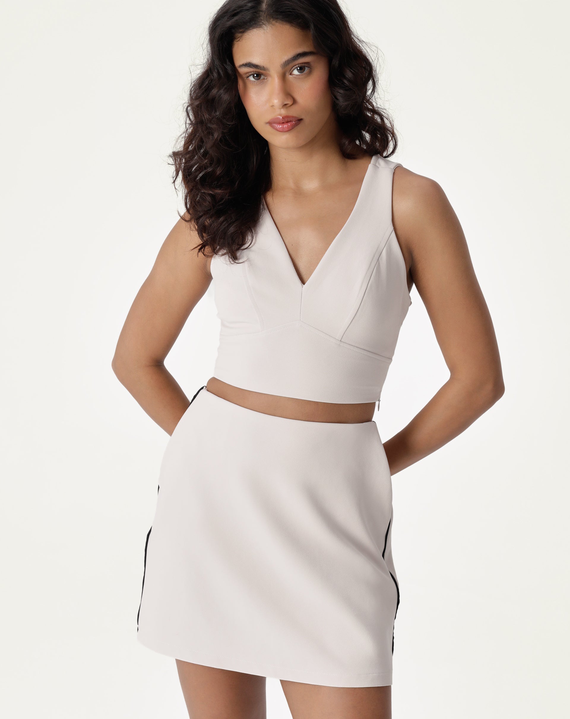 50310845_0006_blusa-decote-v-com-alcas-alfaiataria-bege_1_b118e3d5-d54f-434f-82d7-3178d7928cd4.jpg
