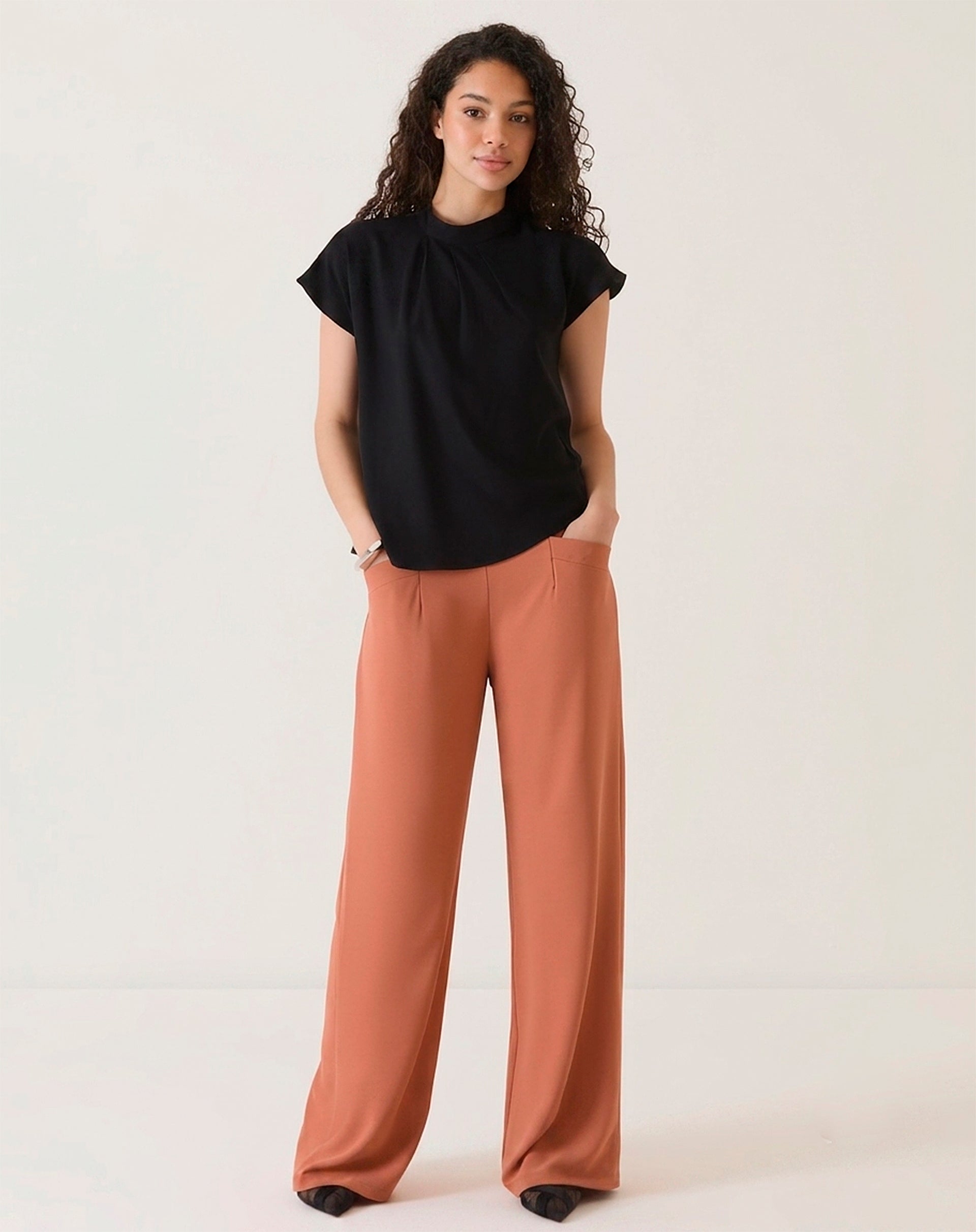 CALÇA COM BOLSOS DE ALFAIATARIA - VINHO