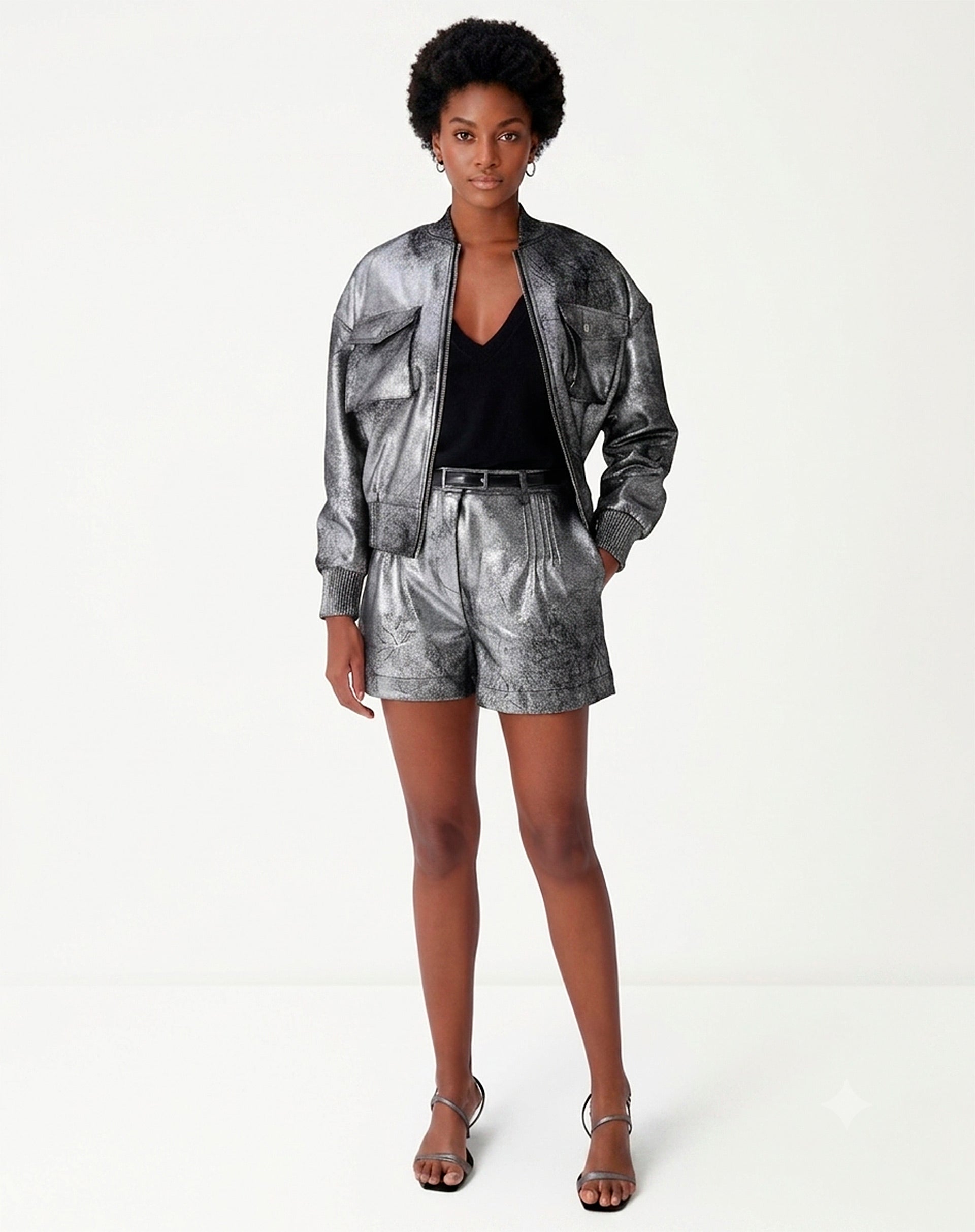 Shorts Com Pregas Metalizado - Prata