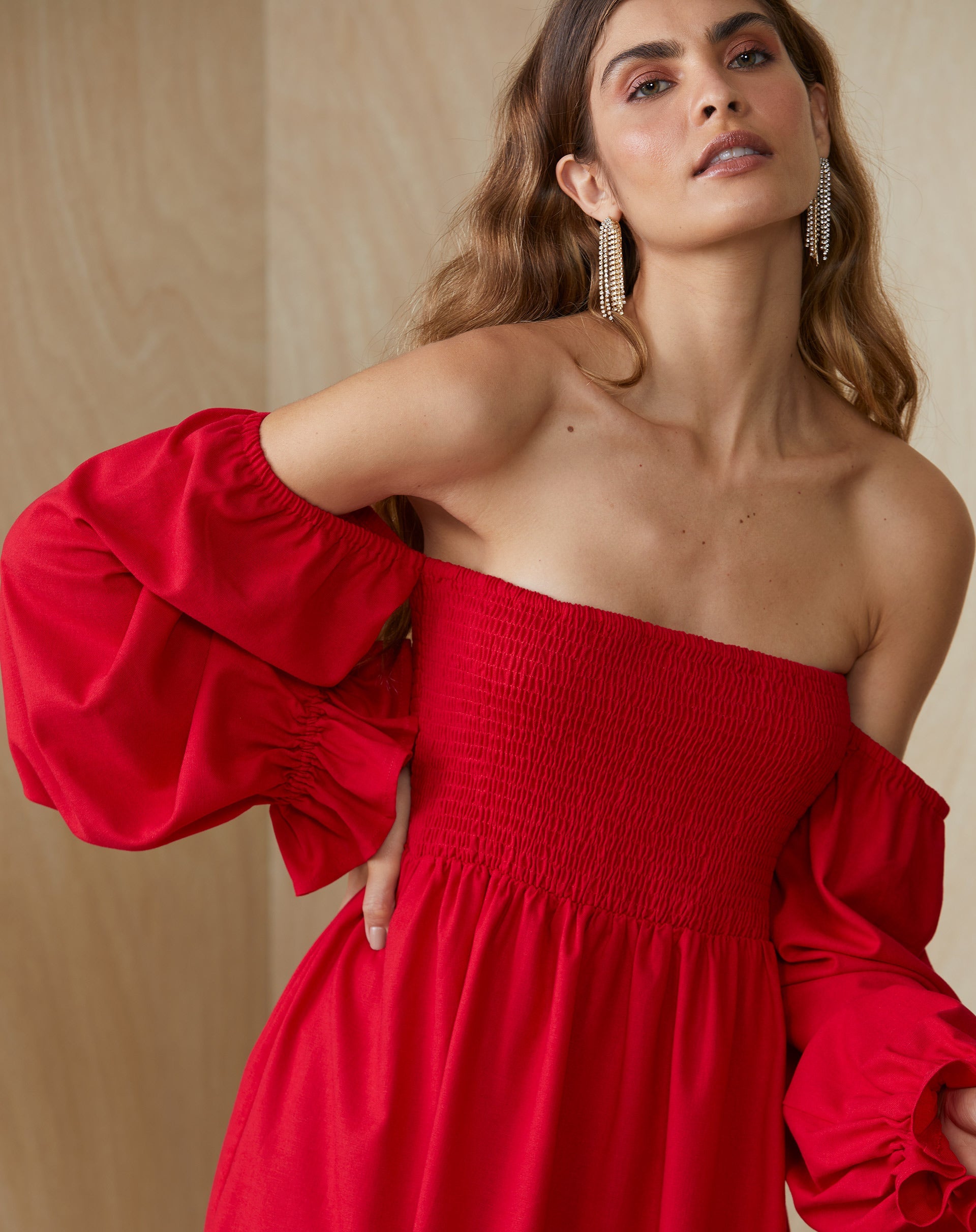 Vestido Curto Ombro a Ombro com Lastex em Linho - Vermelho