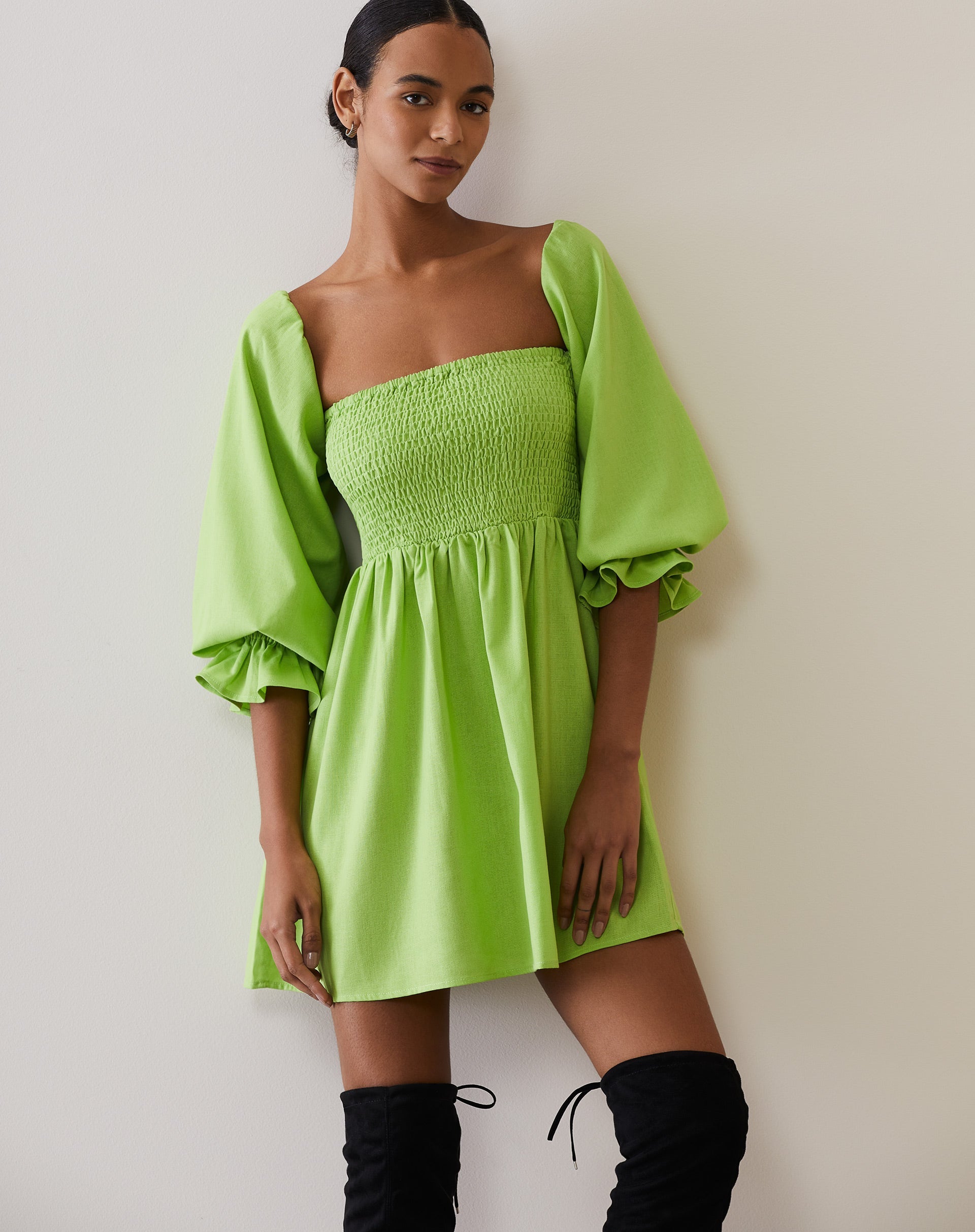 Vestido Curto Ombro a Ombro com Lastex em Linho - Verde Lima
