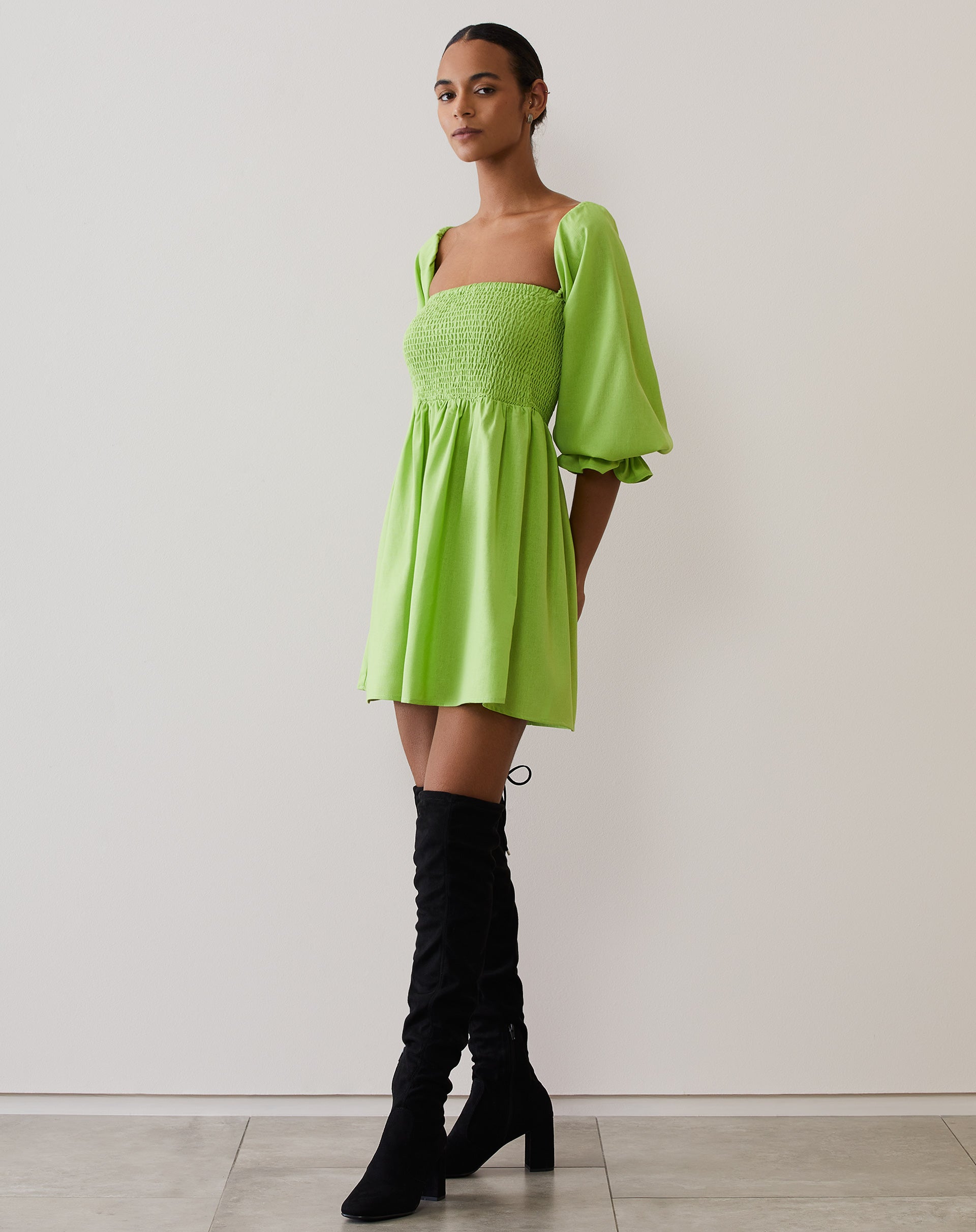 Vestido Curto Ombro a Ombro com Lastex em Linho - Verde Lima